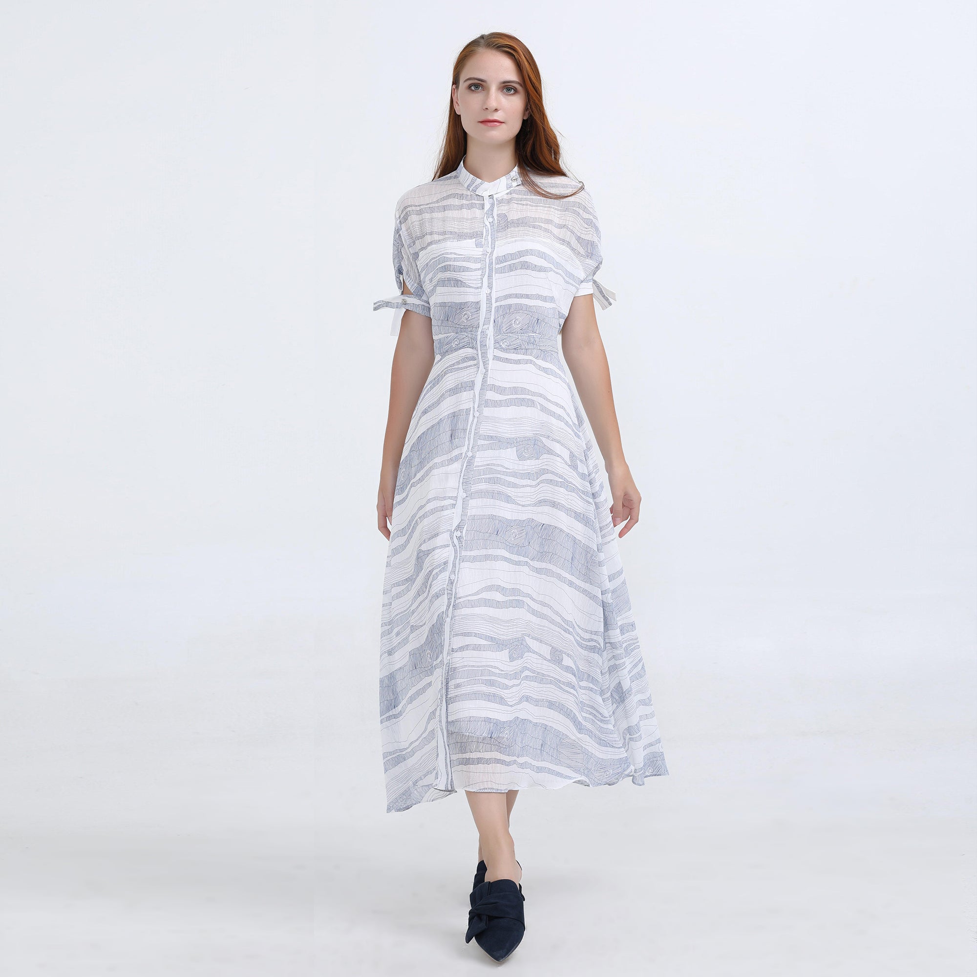 Robe chemise mi-longue en mousseline imprimé linéaire