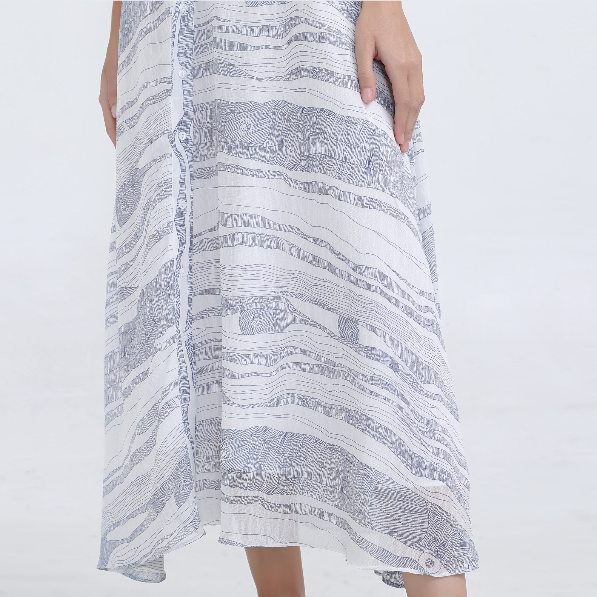 Robe chemise mi-longue en mousseline imprimé linéaire