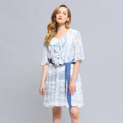 Robe courte à volants en mousseline imprimé linéaire