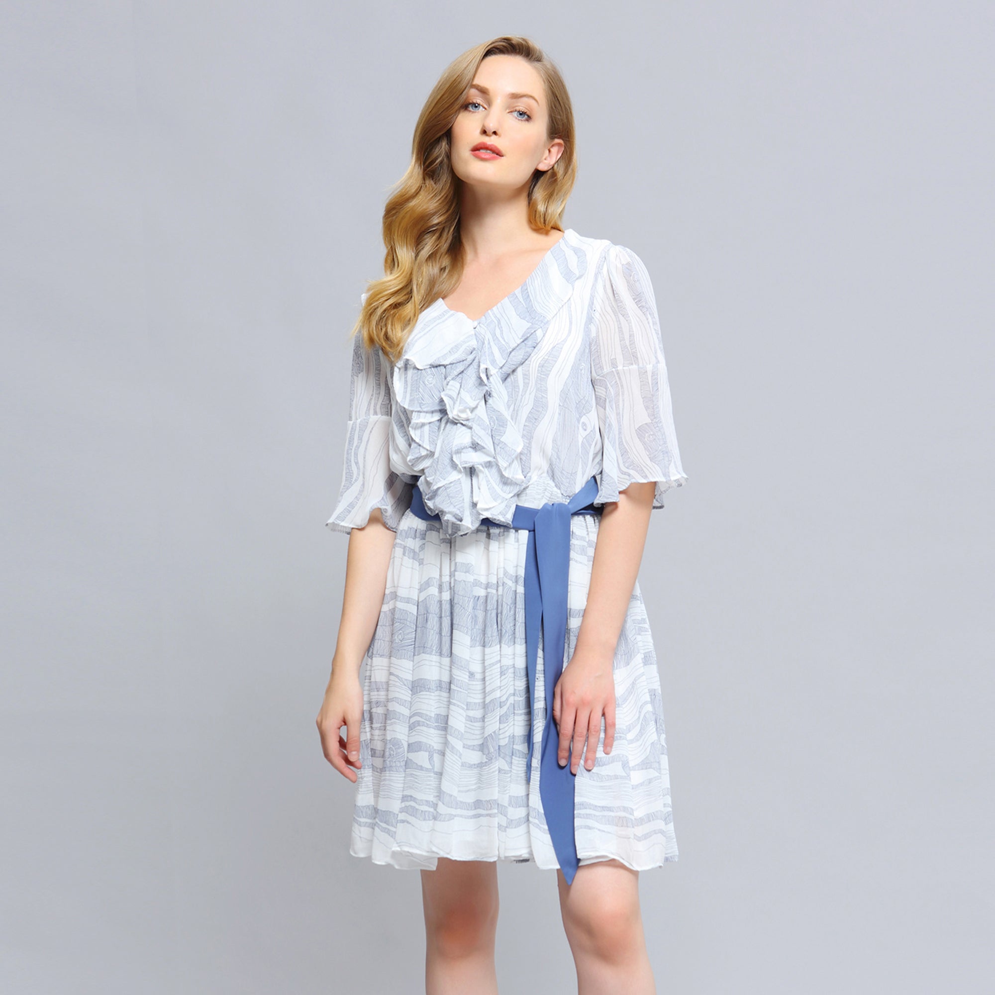 Robe courte à volants en mousseline imprimé linéaire