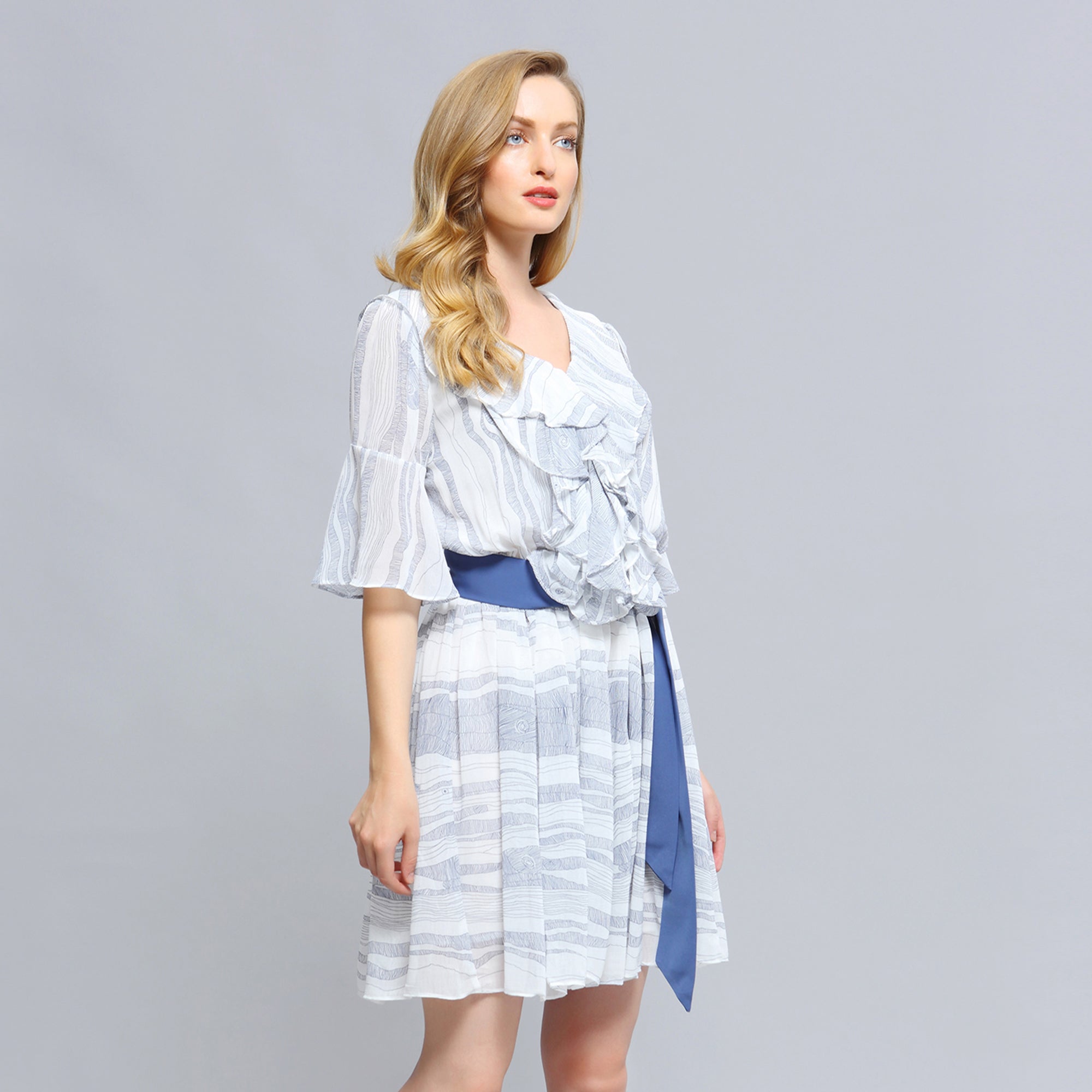 Robe courte à volants en mousseline imprimé linéaire