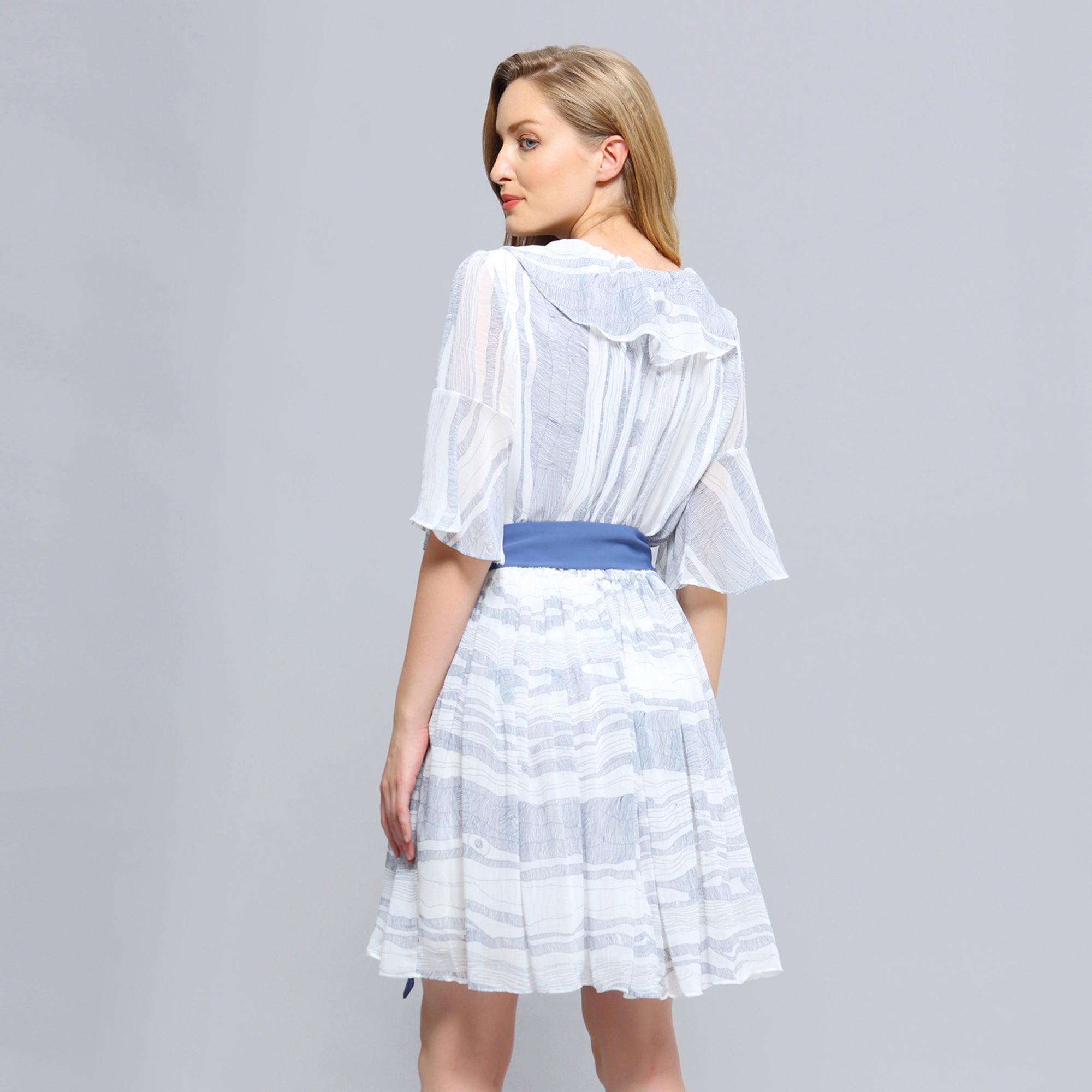 Robe courte à volants en mousseline imprimé linéaire