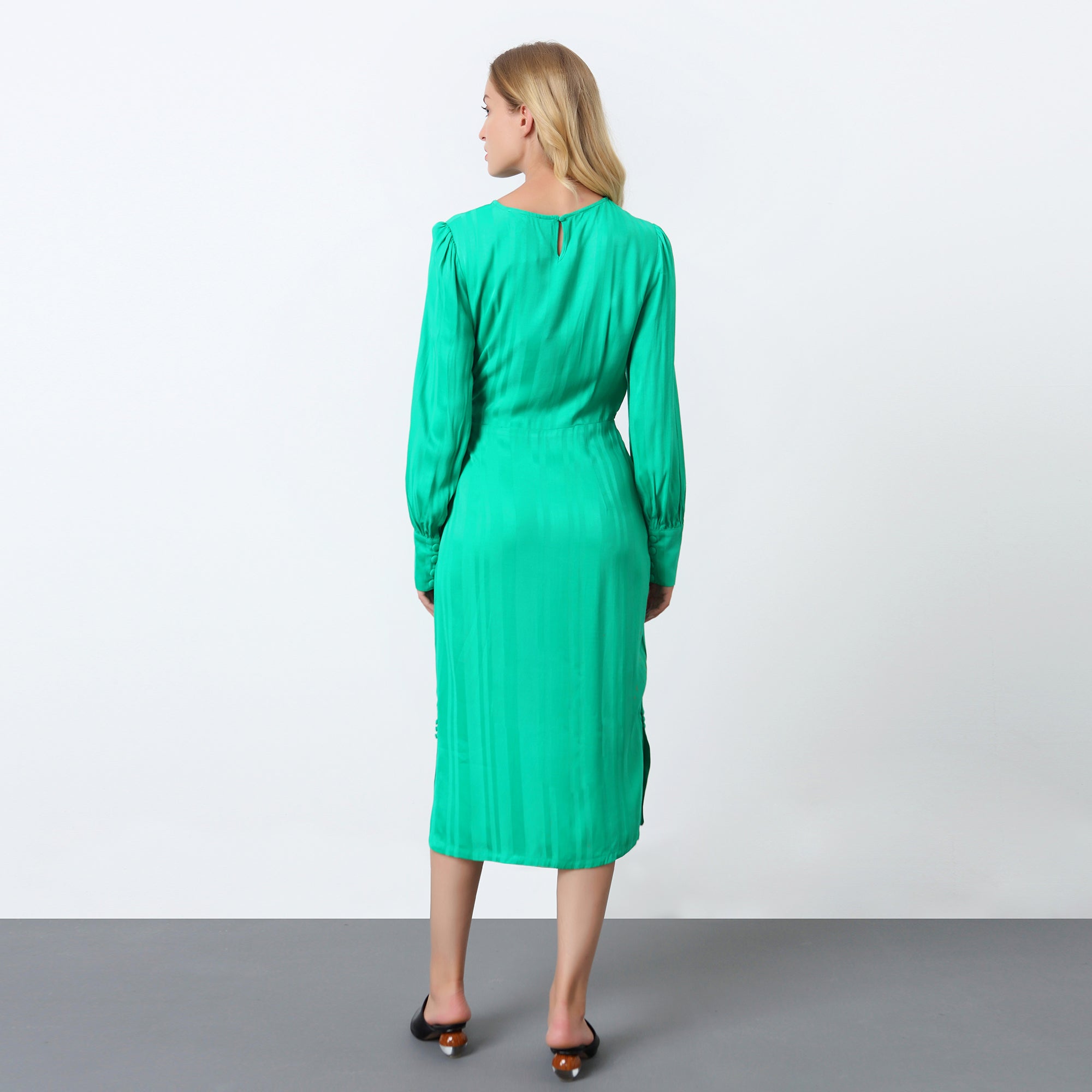 Robe drapée à manches longues et attache côté
