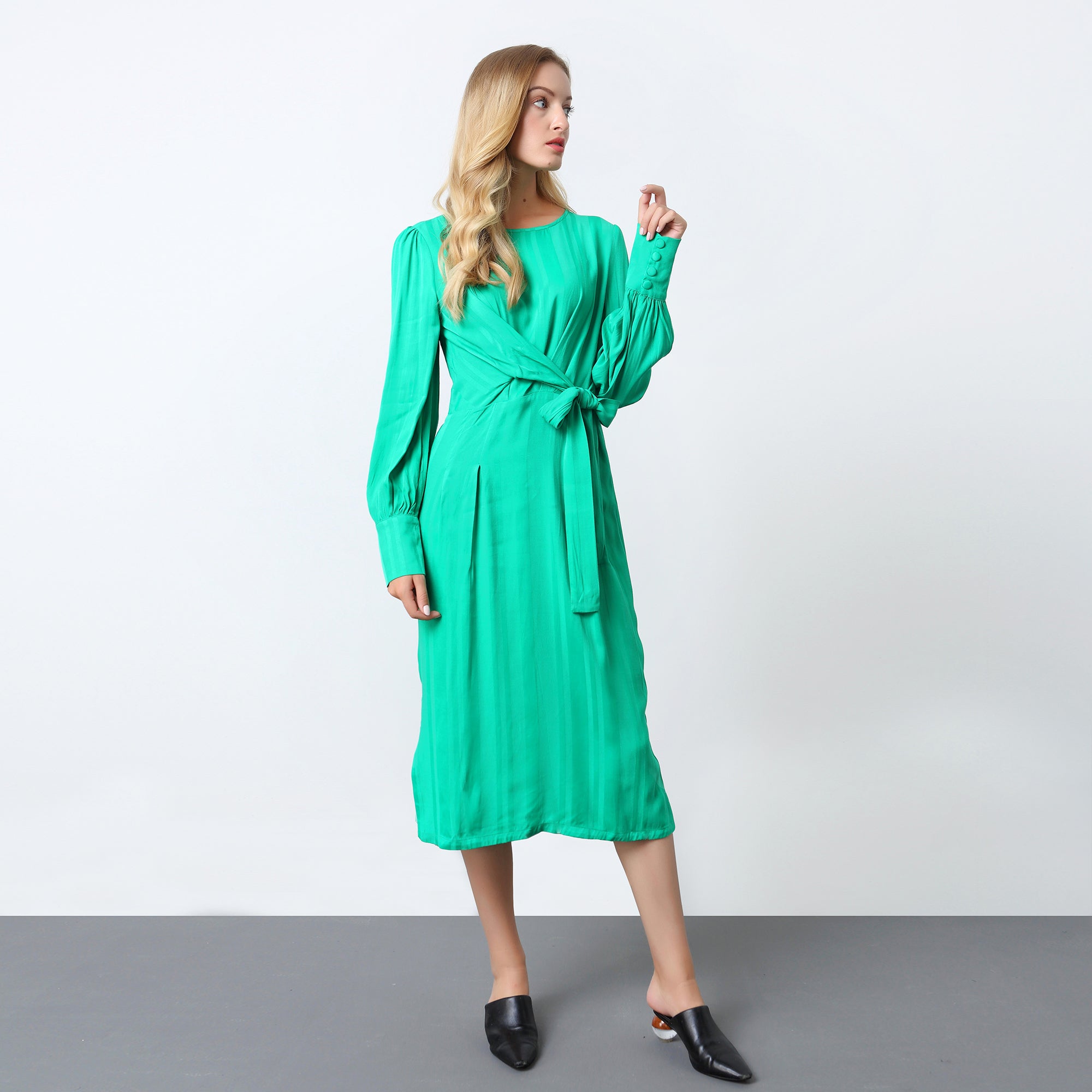 Robe drapée à manches longues et attache côté