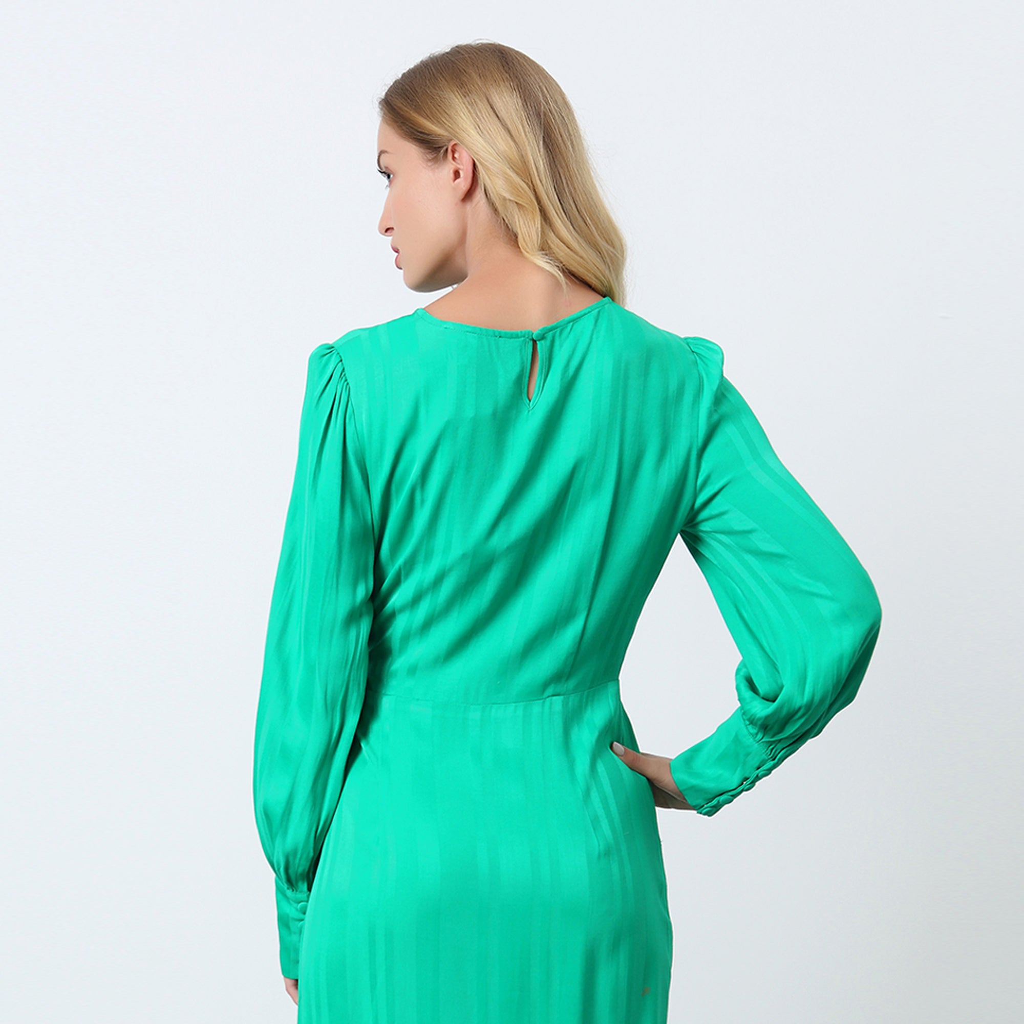 Robe drapée à manches longues et attache côté