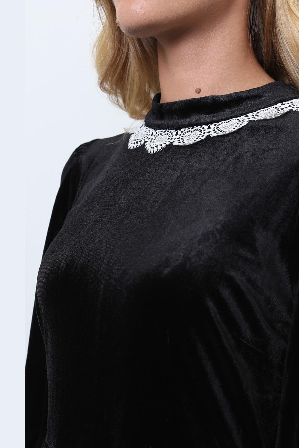 Robe courte patineuse à col dentelle appliquée