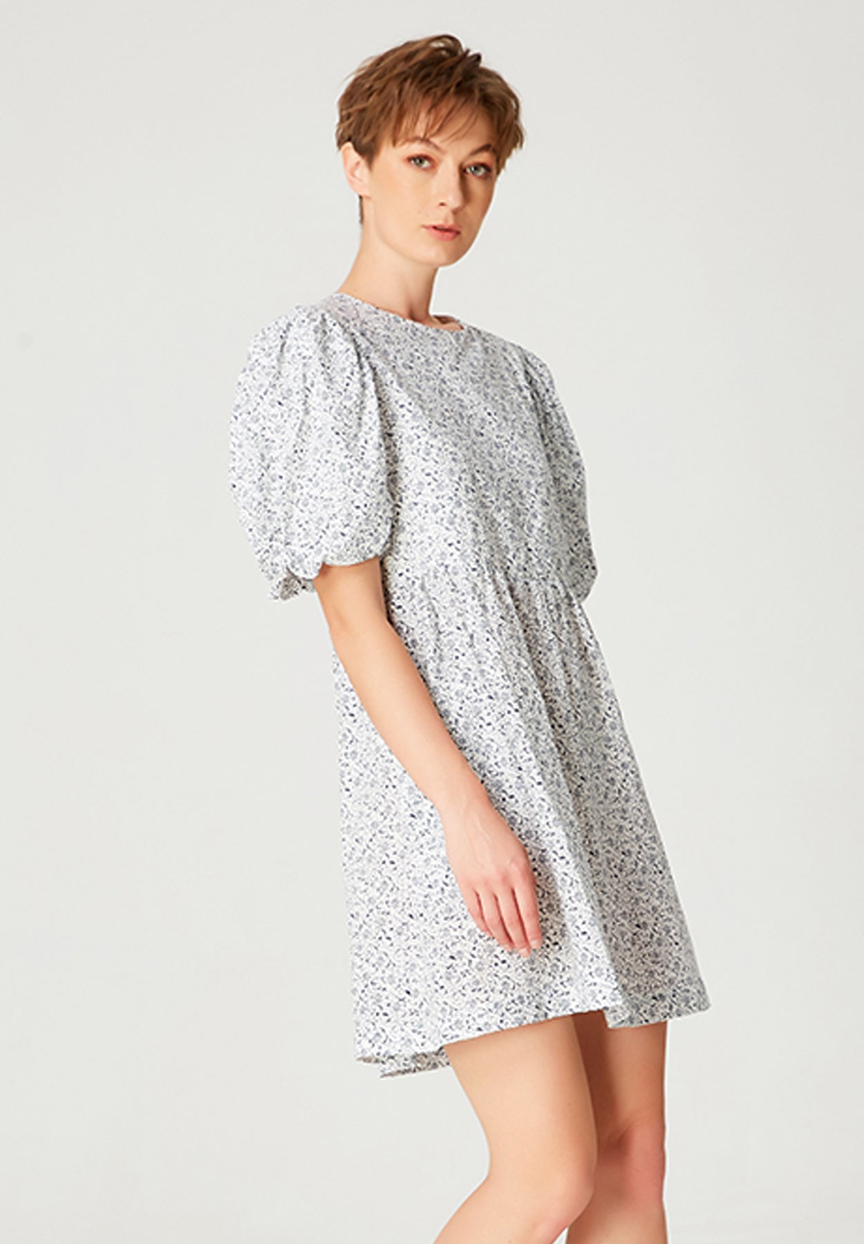 Robe courte trapèze à imprimé floral monochrome