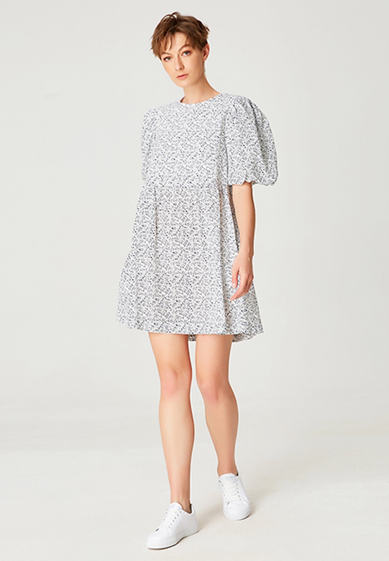 Robe courte trapèze à imprimé floral monochrome