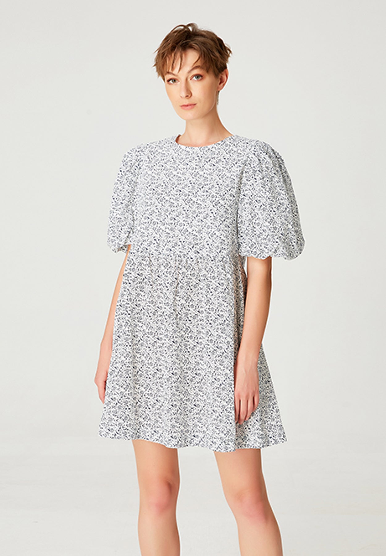 Robe courte trapèze à imprimé floral monochrome