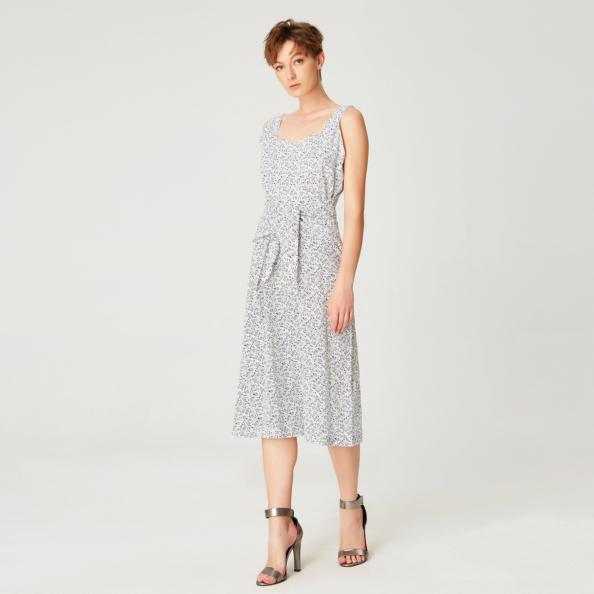 Robe mi-longue nouée à la taille devant et à imprimé floral