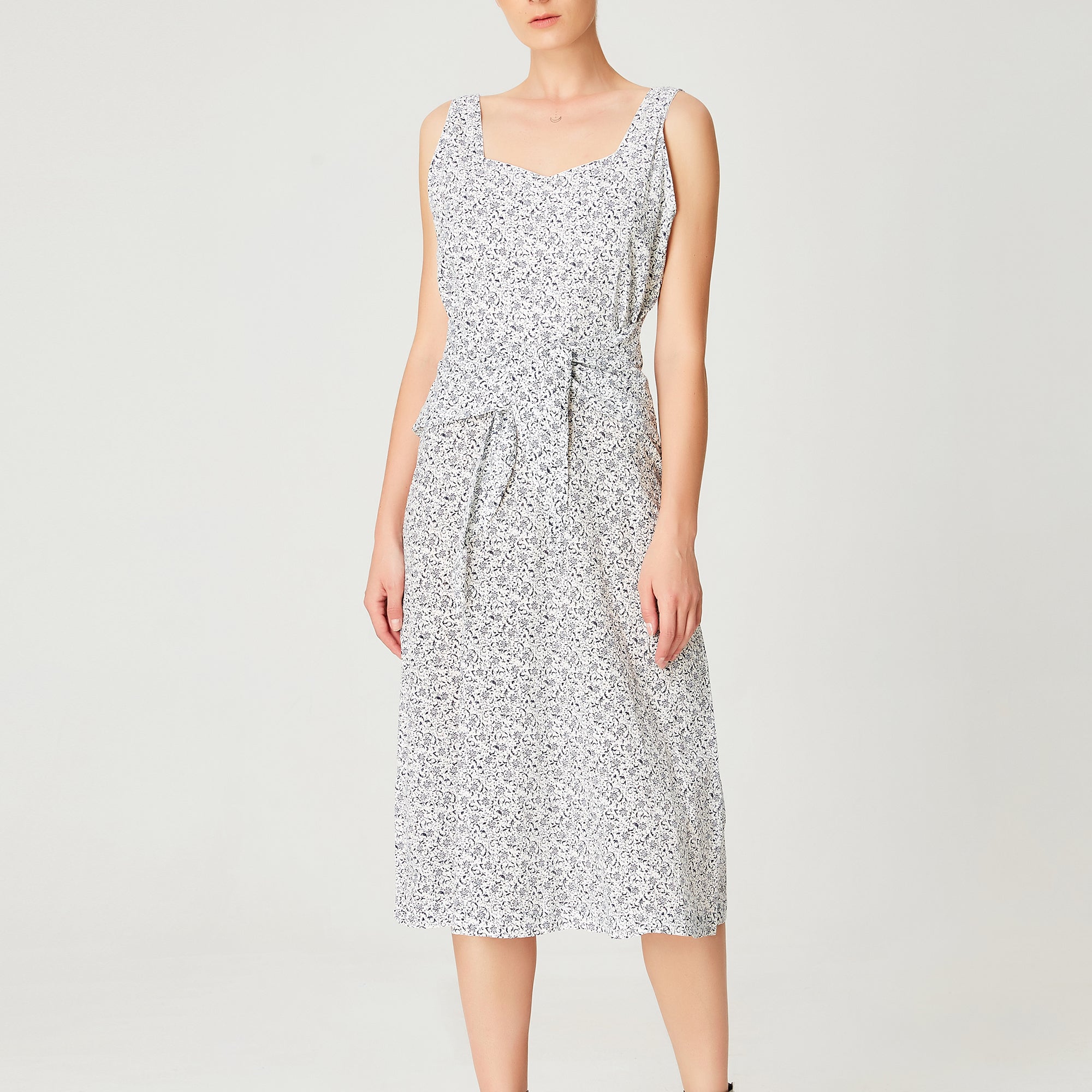 Robe mi-longue nouée à la taille devant et à imprimé floral