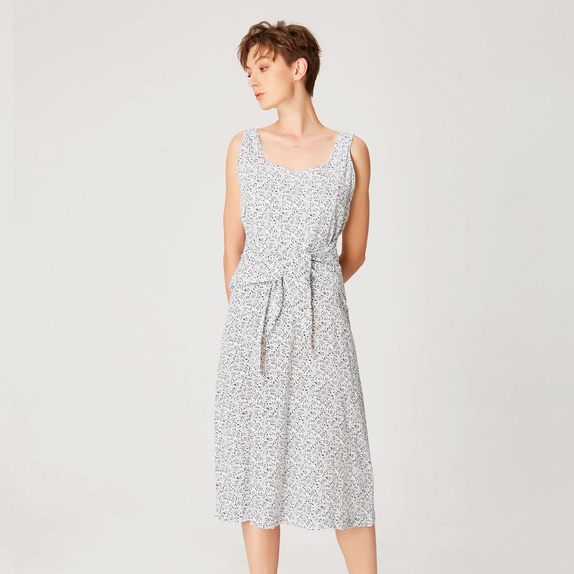 Robe mi-longue nouée à la taille devant et à imprimé floral