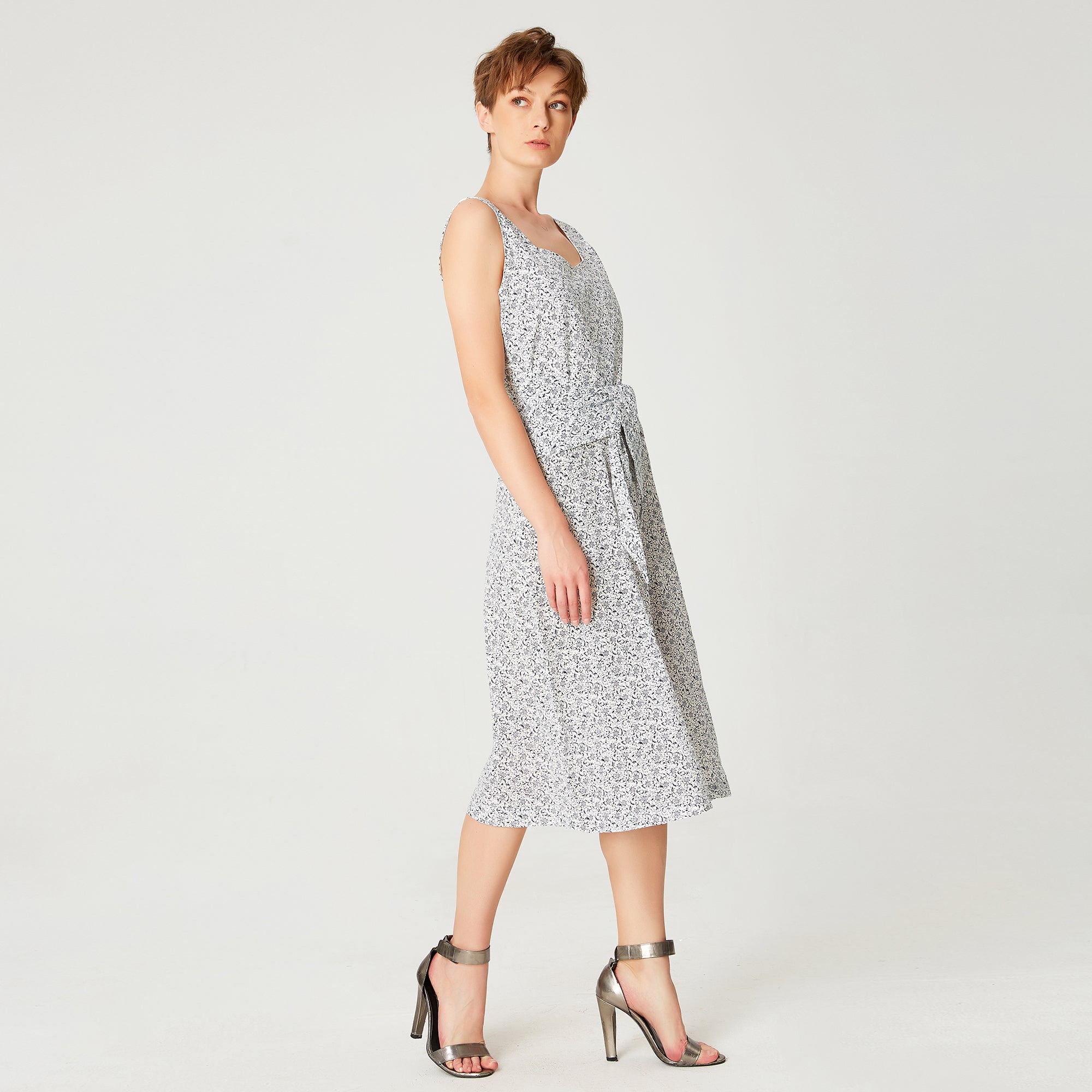 Robe mi-longue nouée à la taille devant et à imprimé floral