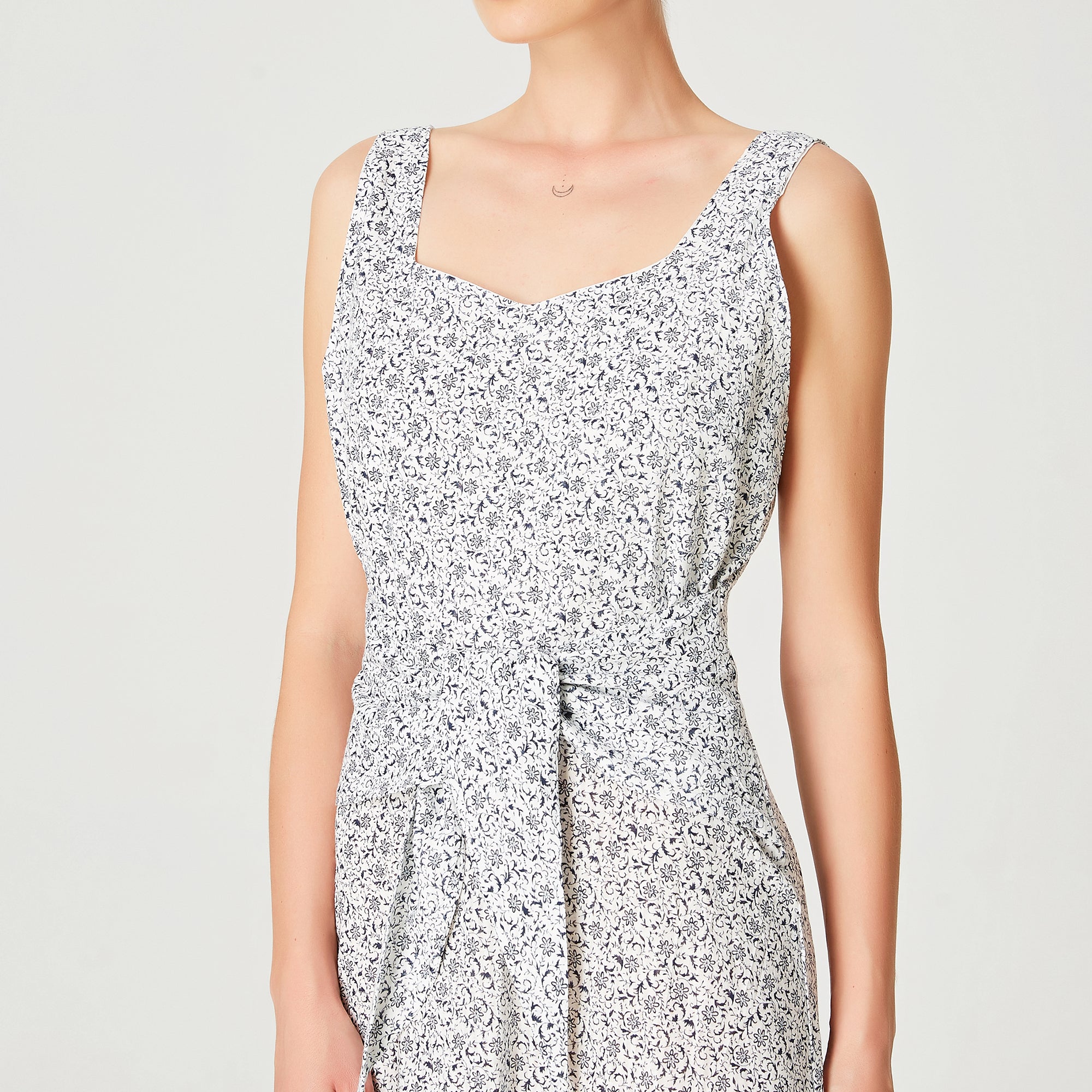 Robe mi-longue nouée à la taille devant et à imprimé floral