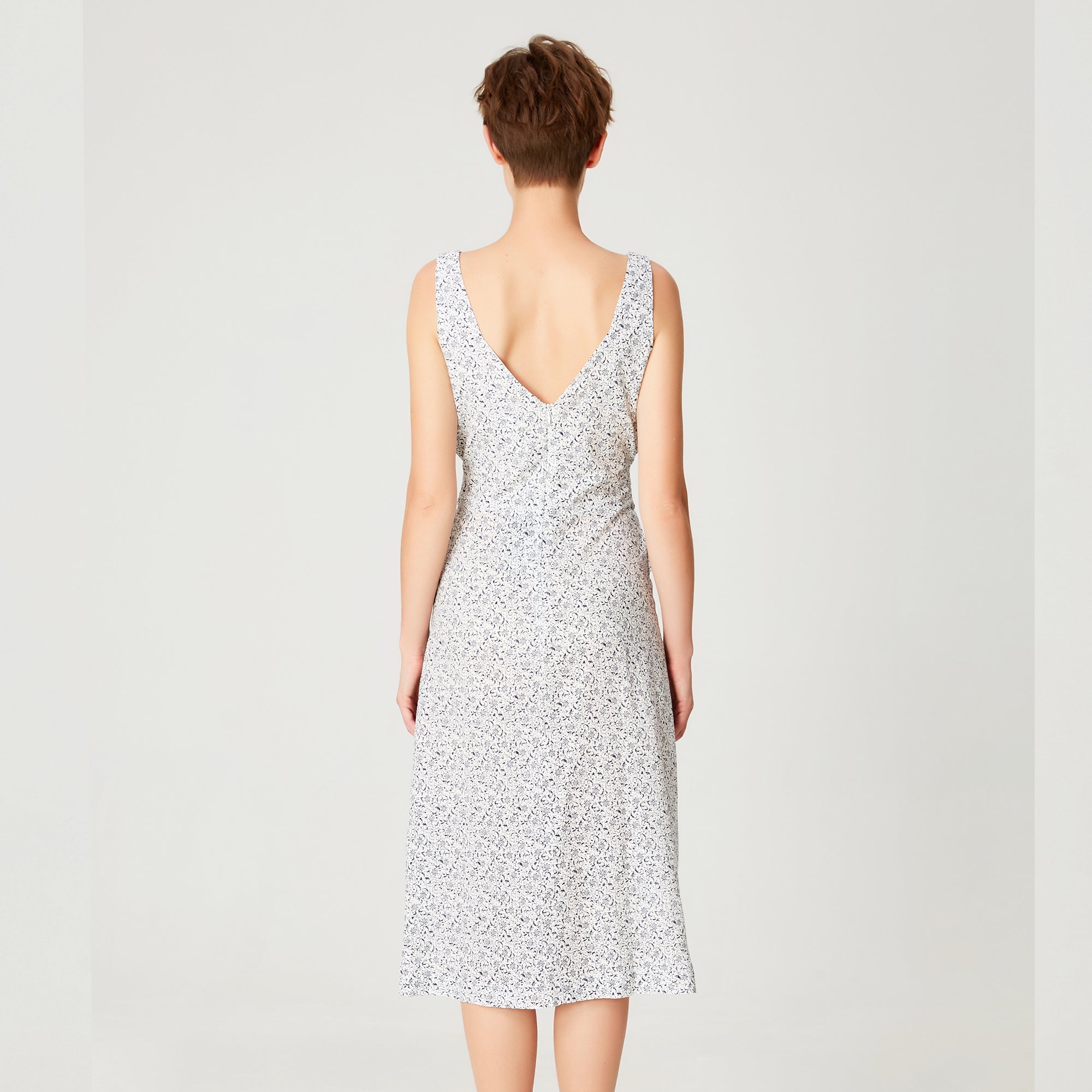 Robe mi-longue nouée à la taille devant et à imprimé floral