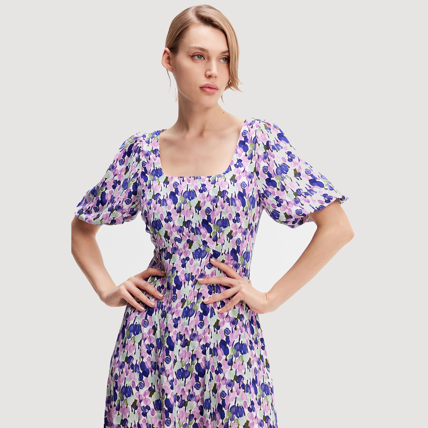 Robe à imprimé floral et décolleté carré