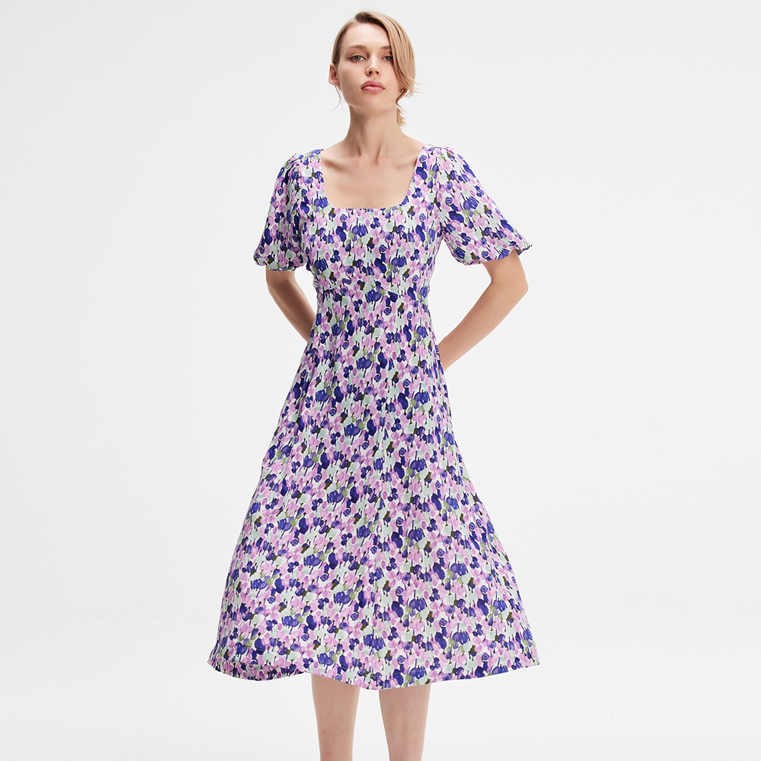 Robe à imprimé floral et décolleté carré