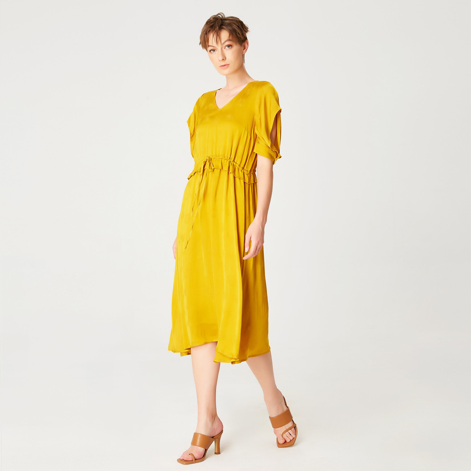 Robe froncée à décolleté en V et ceinture coulisse