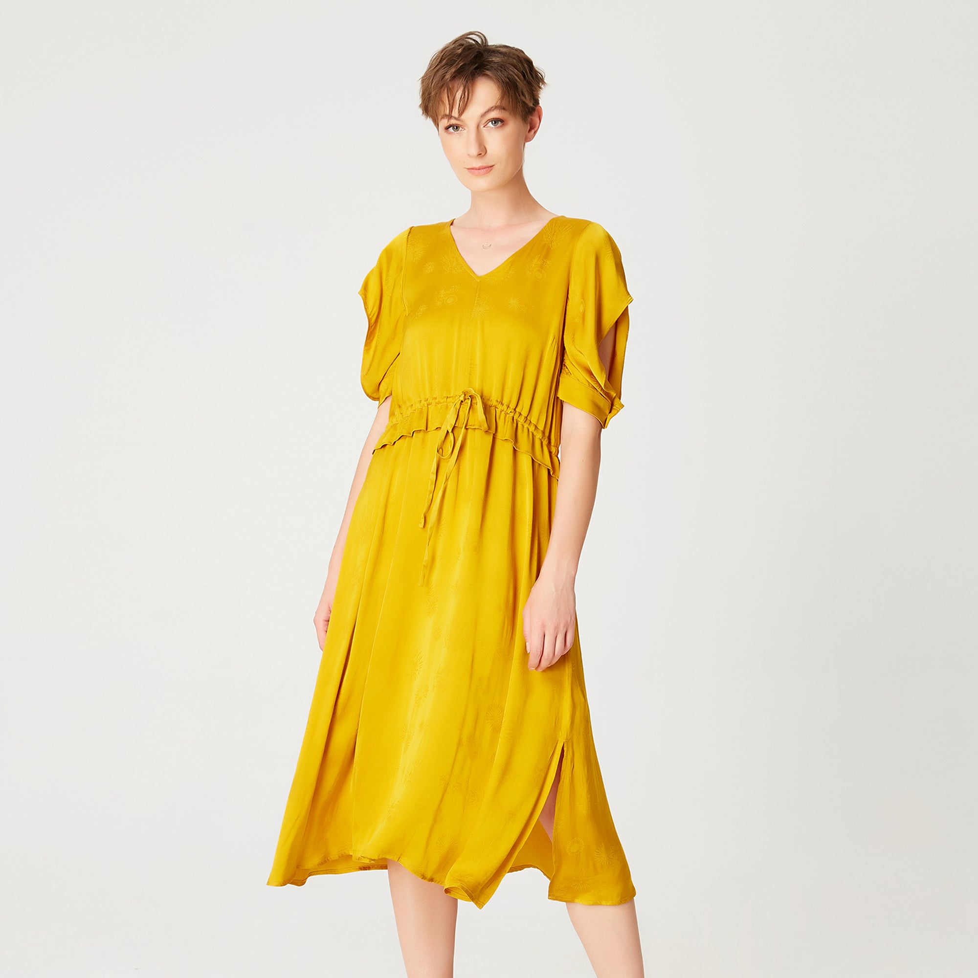 Robe froncée à décolleté en V et ceinture coulisse