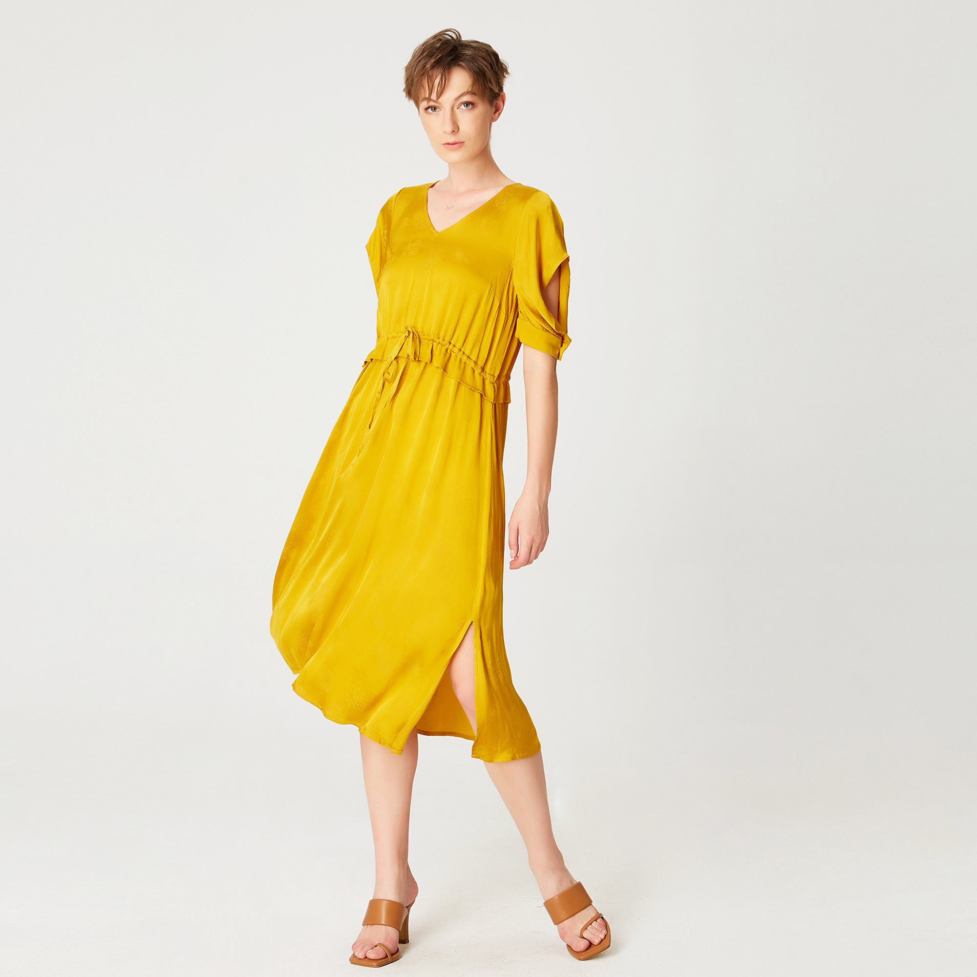 Robe froncée à décolleté en V et ceinture coulisse