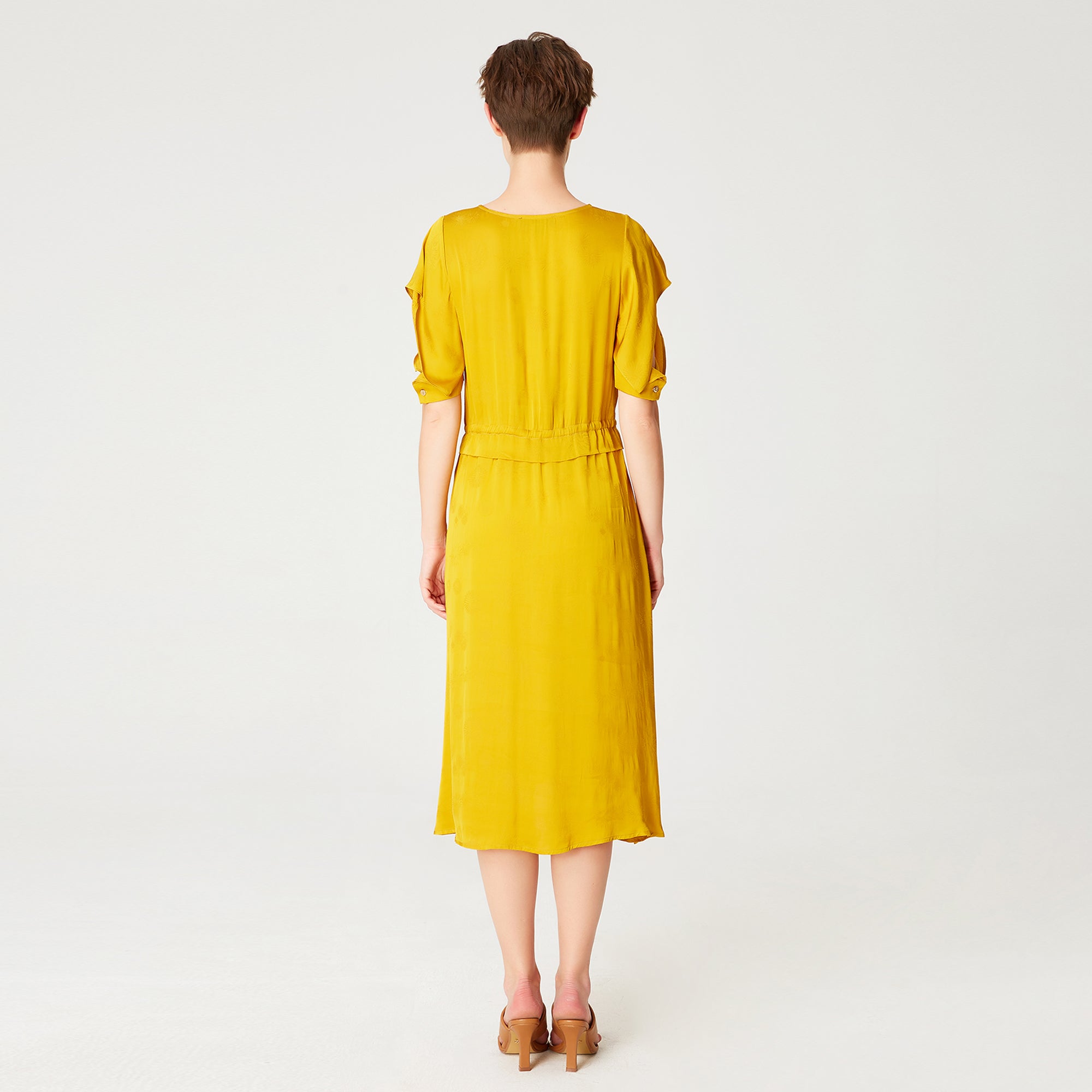 Robe froncée à décolleté en V et ceinture coulisse