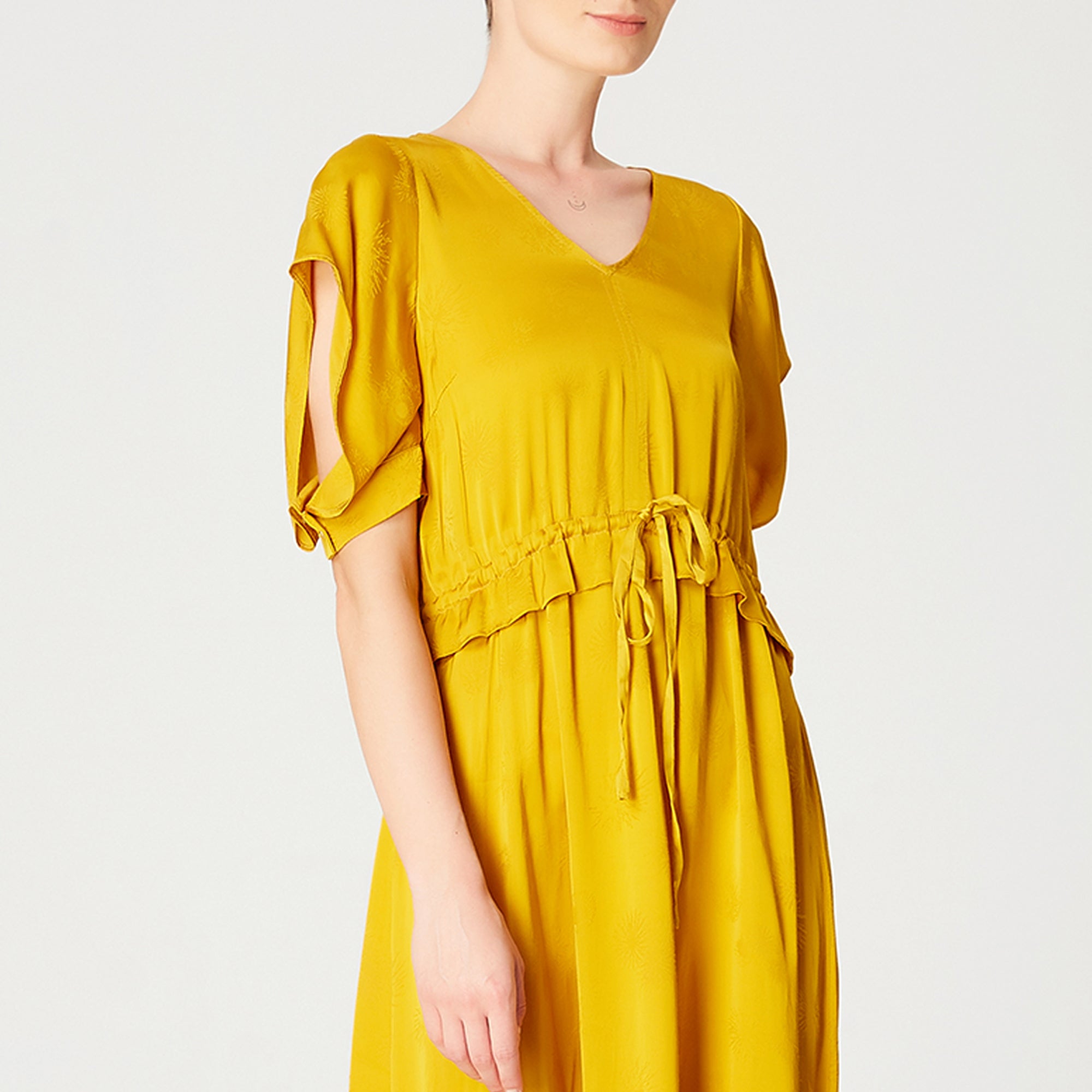 Robe froncée à décolleté en V et ceinture coulisse