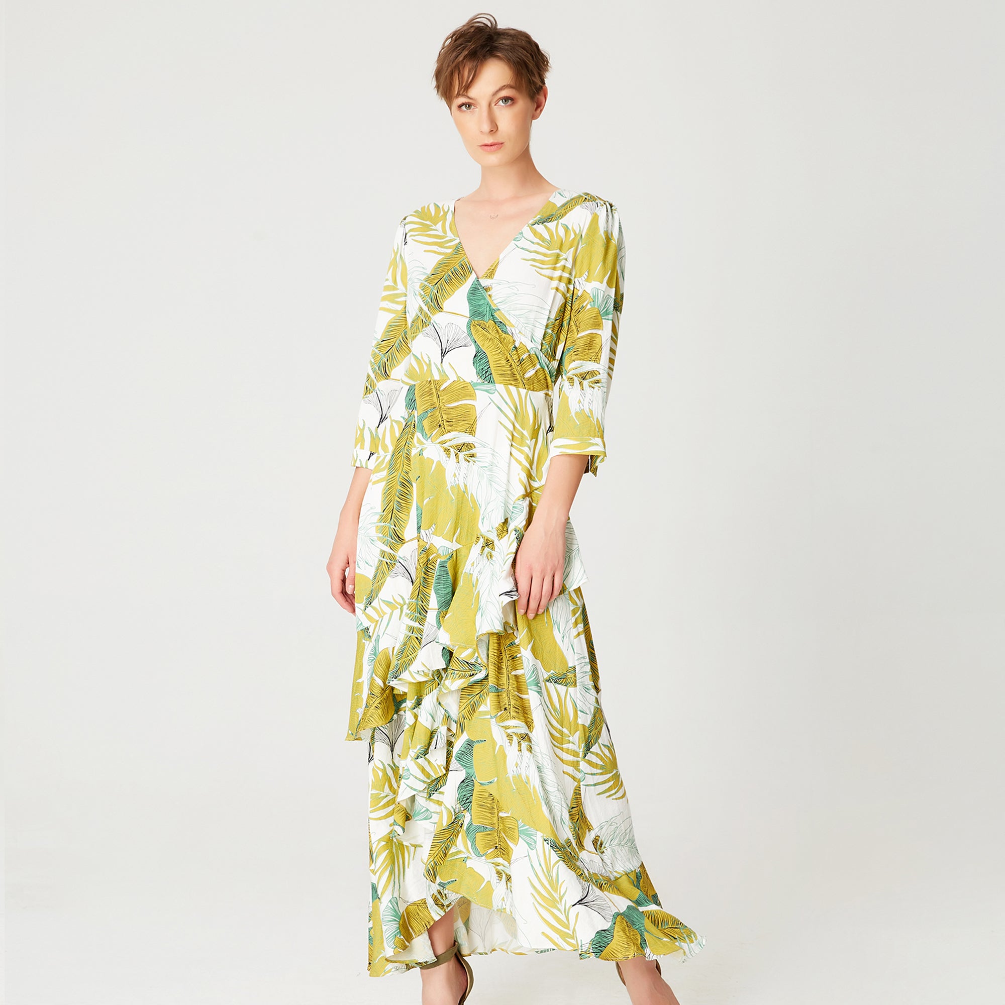 Robe midi à imprimé tropical et à volants plongeants et buste coeur-croisé