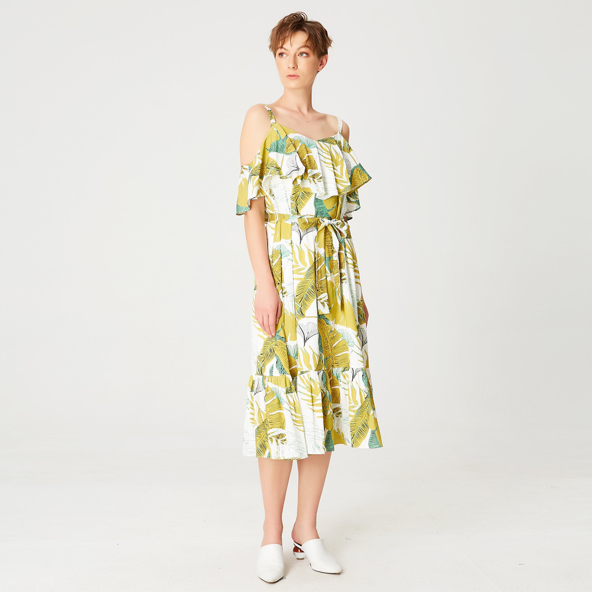 Robe trapèze à imprimé tropical, volants et fines bretelles
