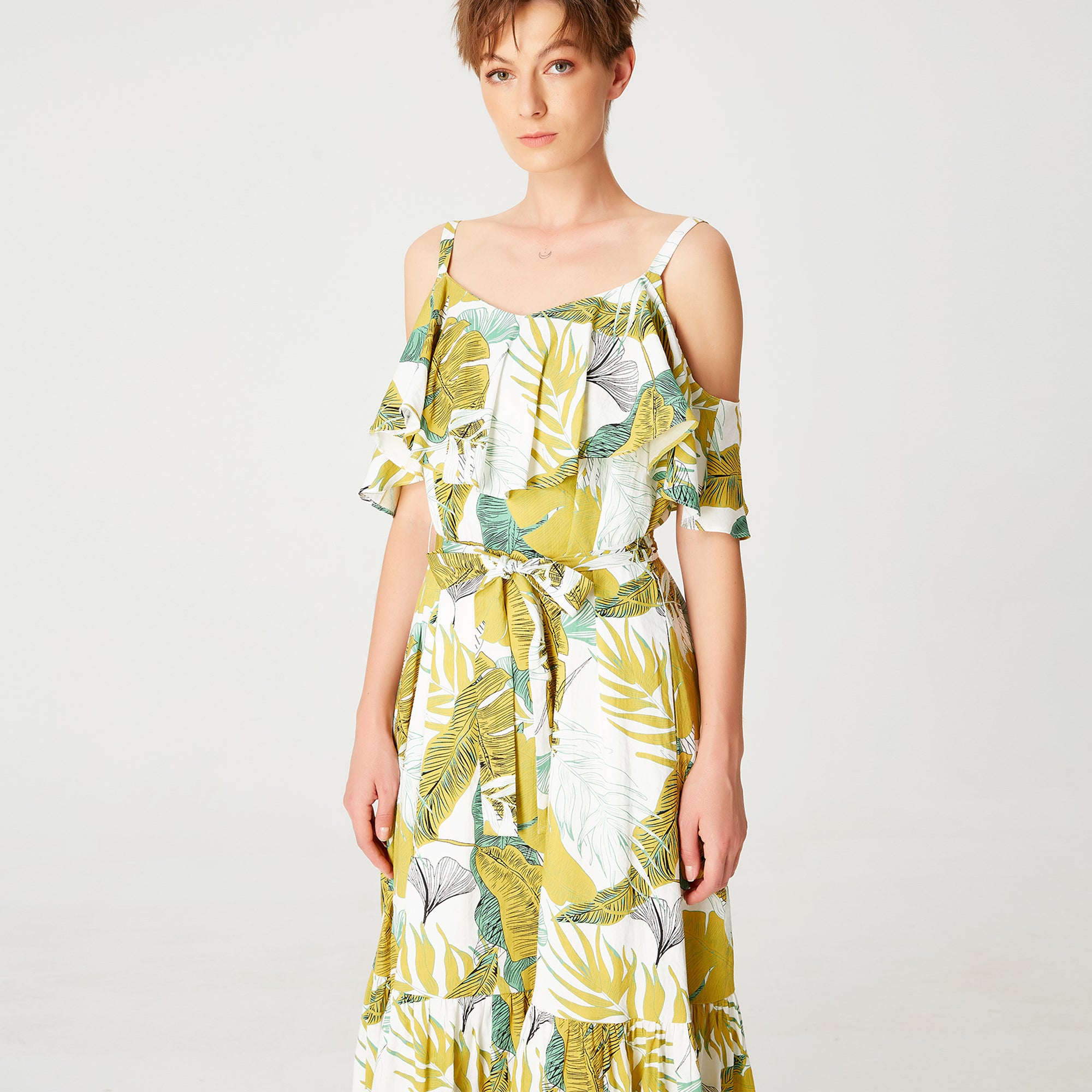 Robe trapèze à imprimé tropical, volants et fines bretelles