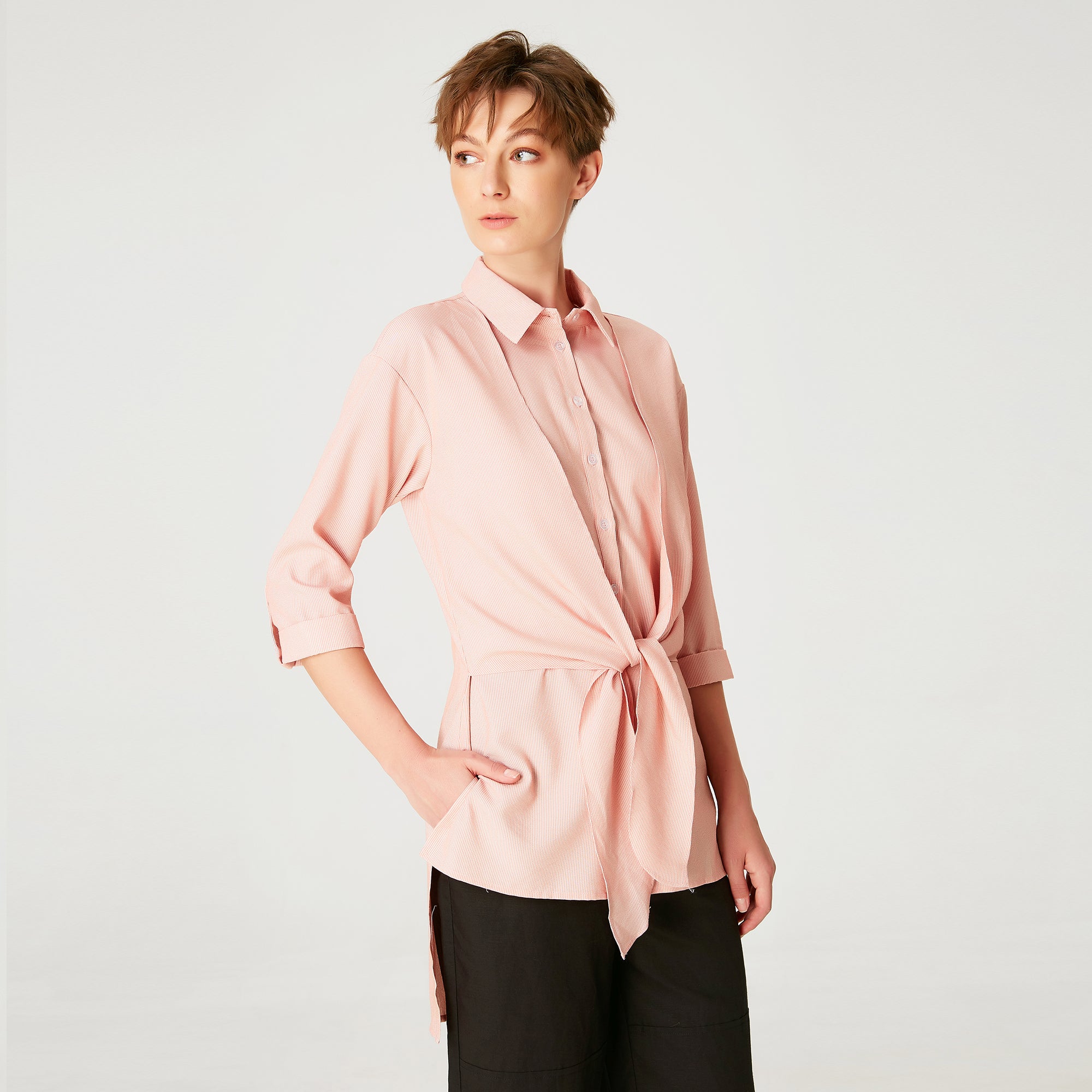 Longue chemise à panneaux noués devant
