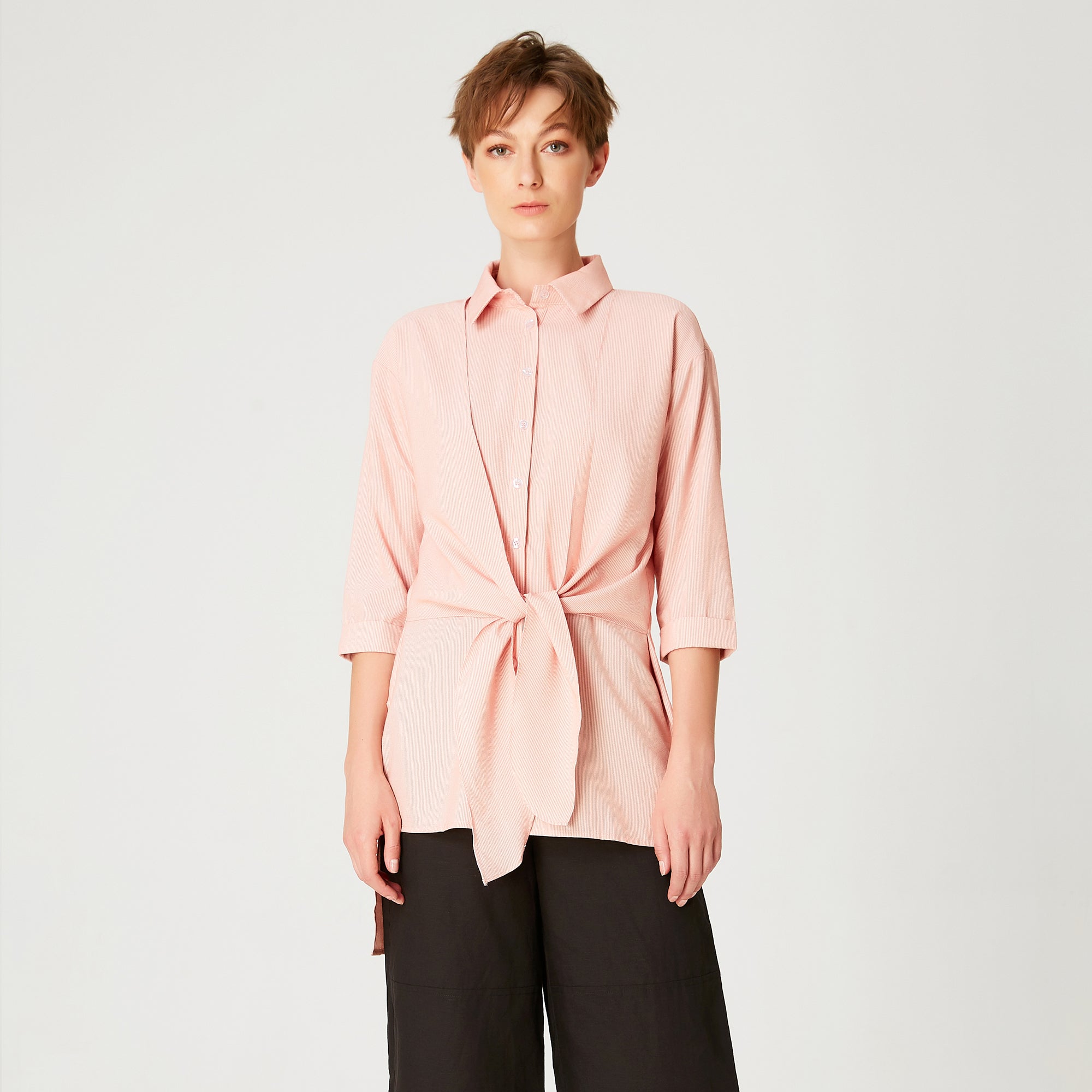 Longue chemise à panneaux noués devant
