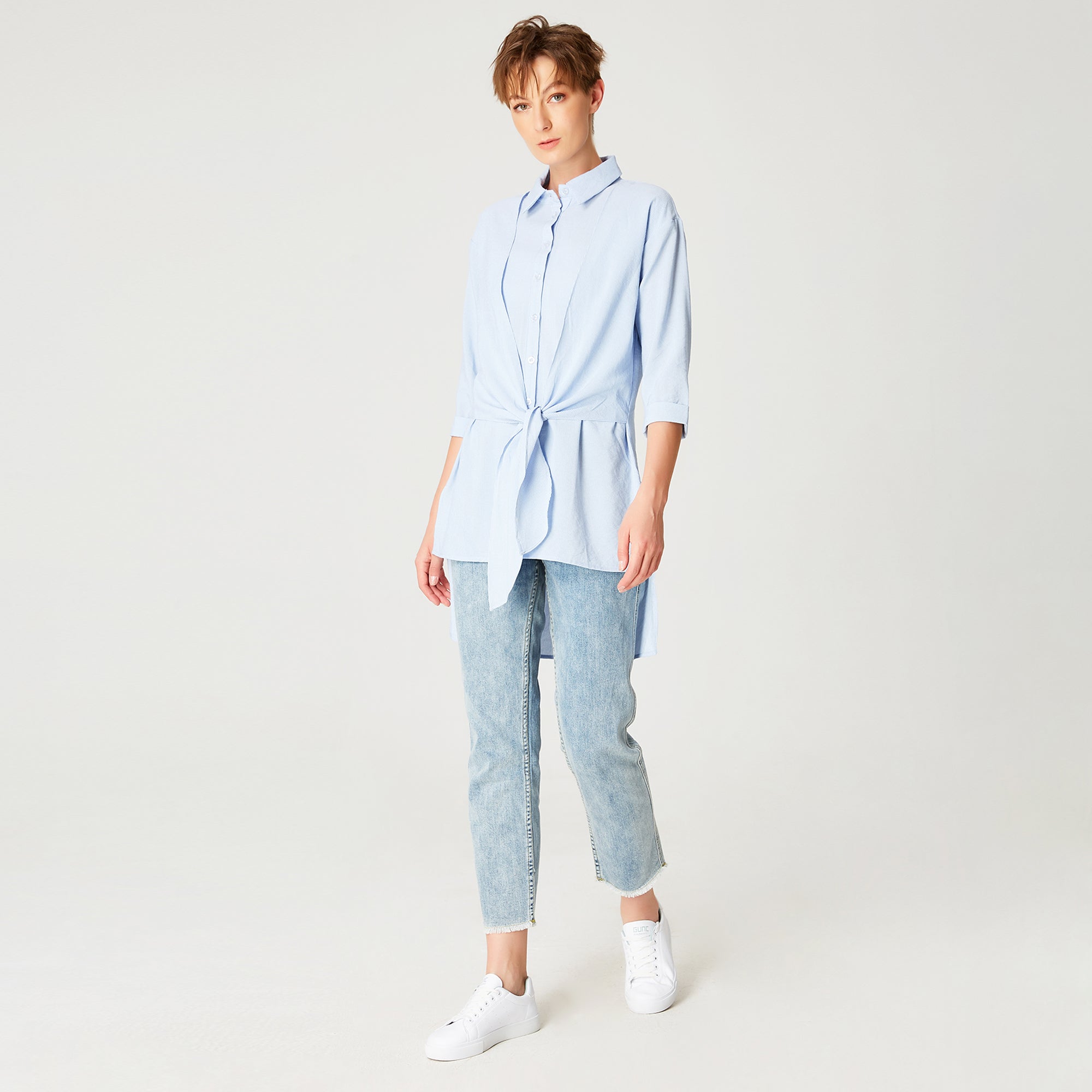 Longue chemise à panneaux noués devant