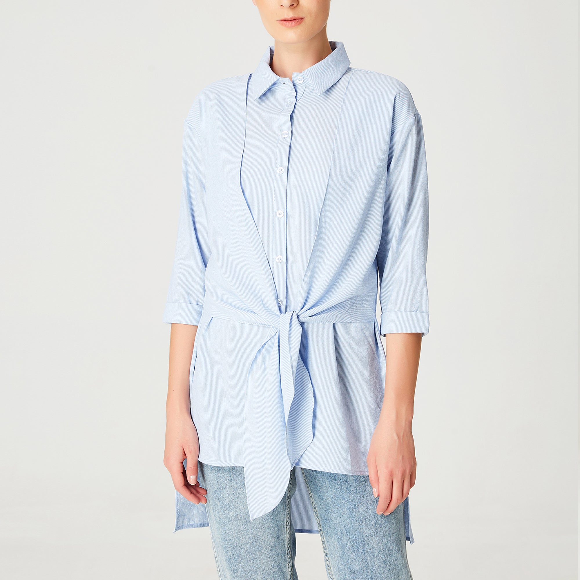 Longue chemise à panneaux noués devant