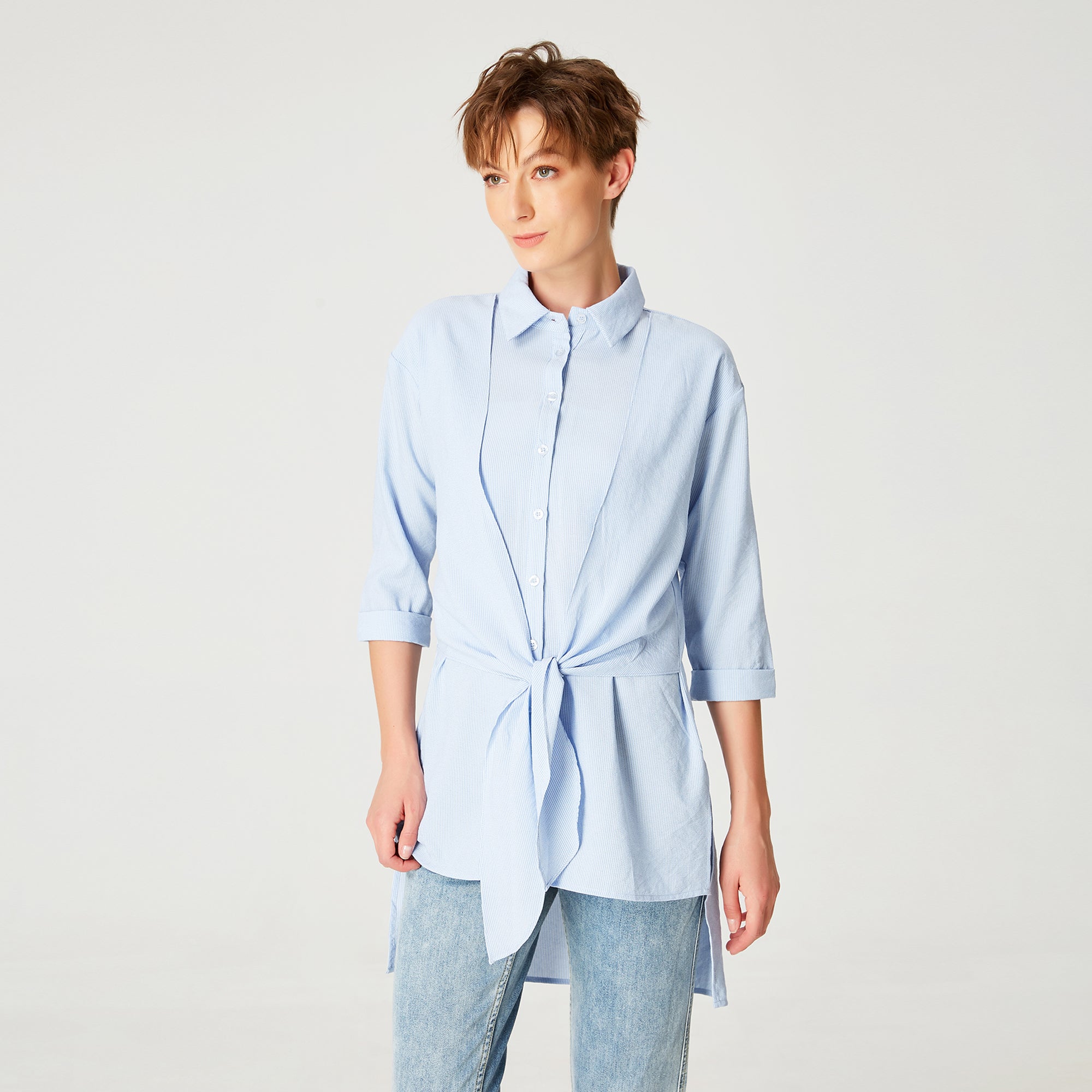 Longue chemise à panneaux noués devant
