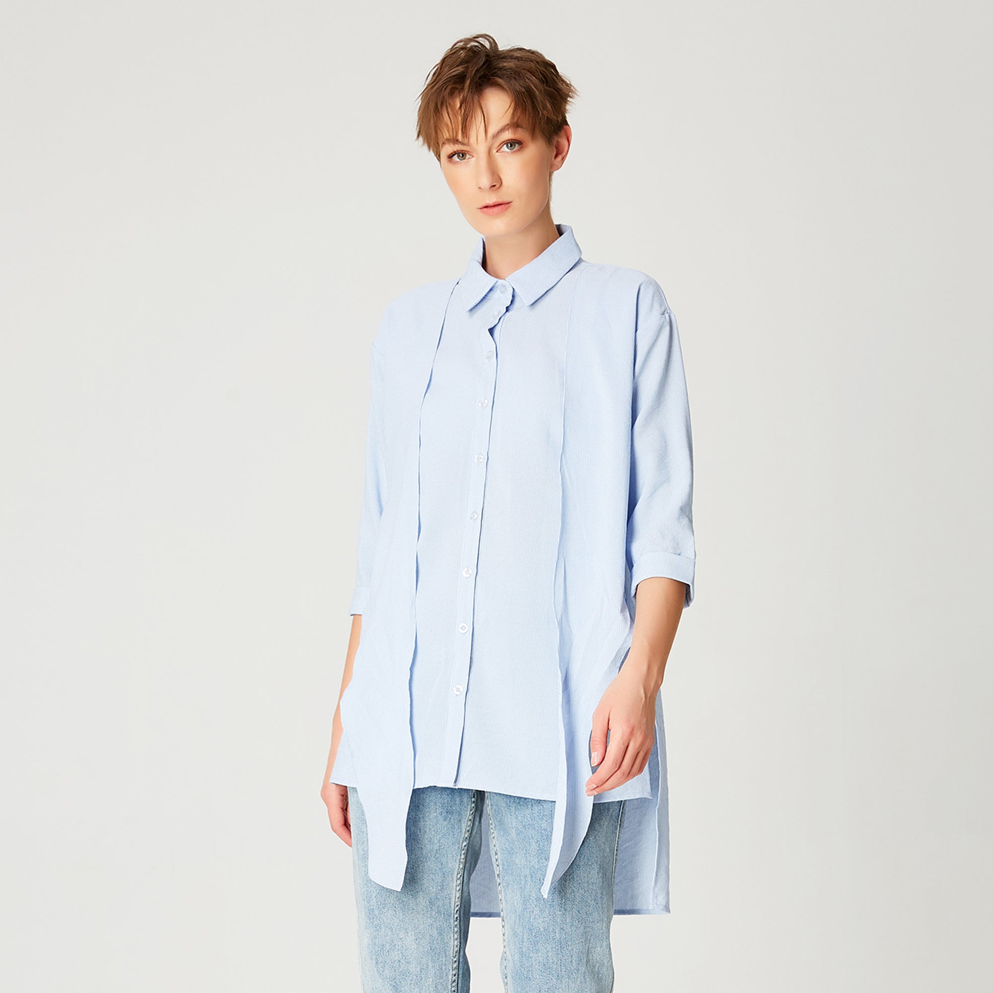 Longue chemise à panneaux noués devant