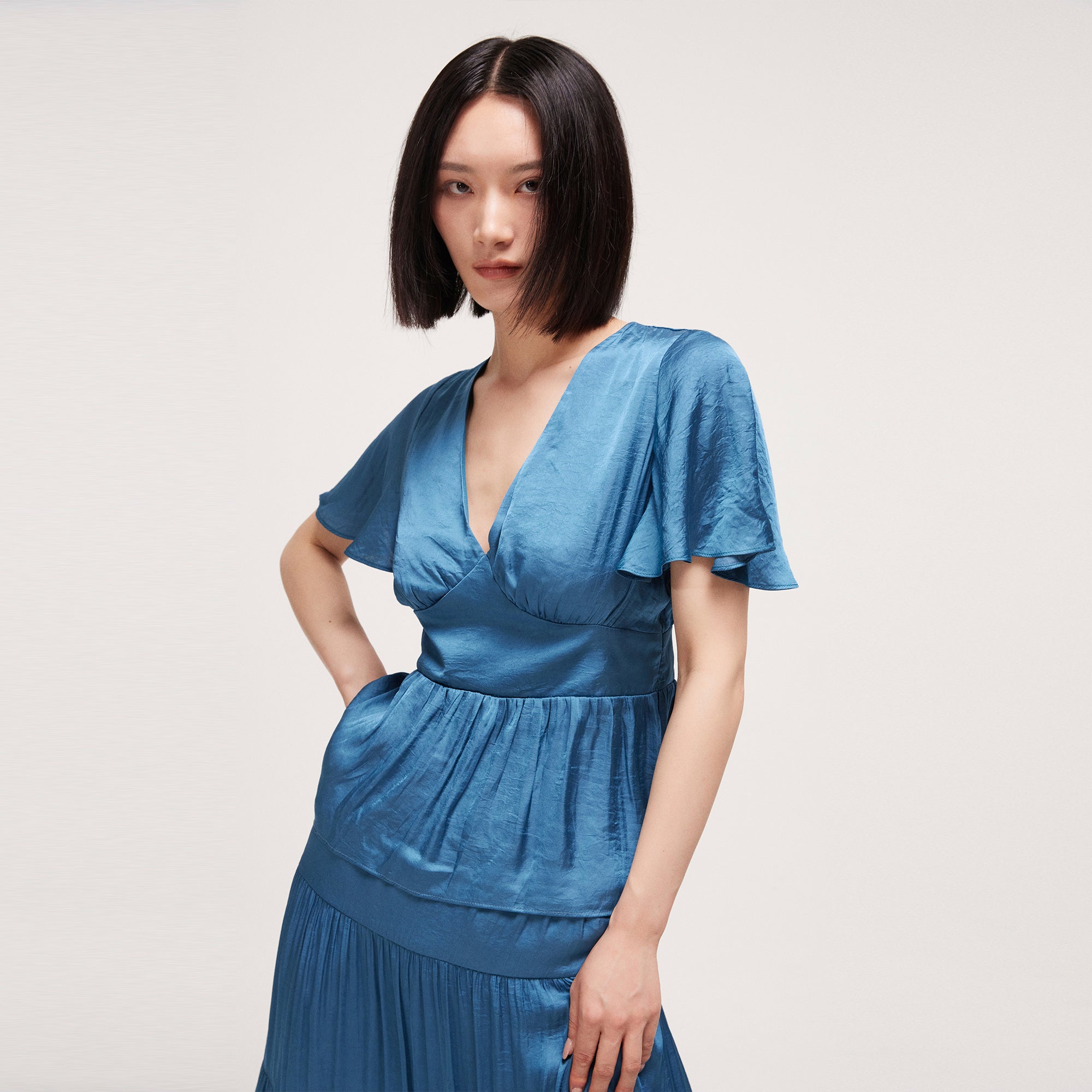 Robe longue satin à décolleté V