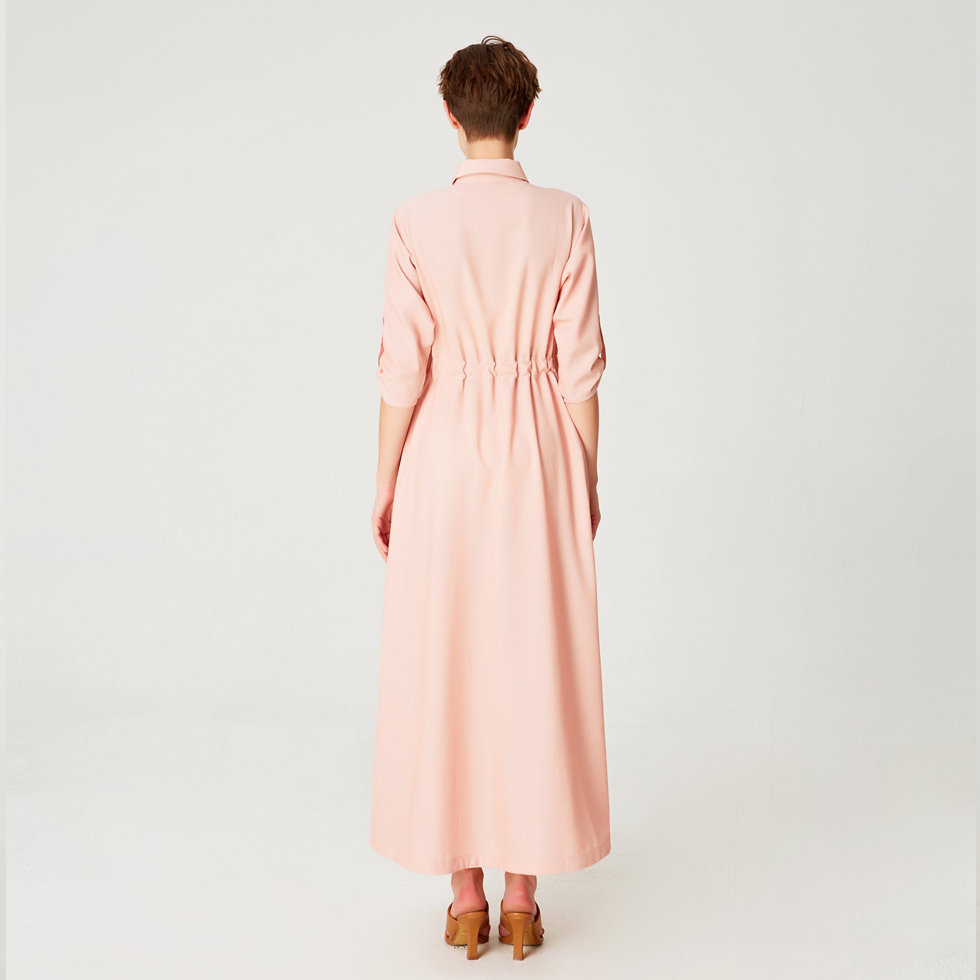 Longue robe chemise minimaliste