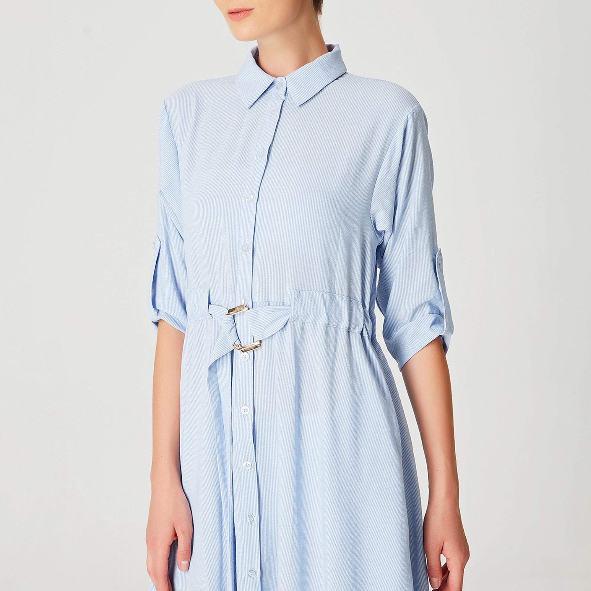 Longue robe chemise minimaliste