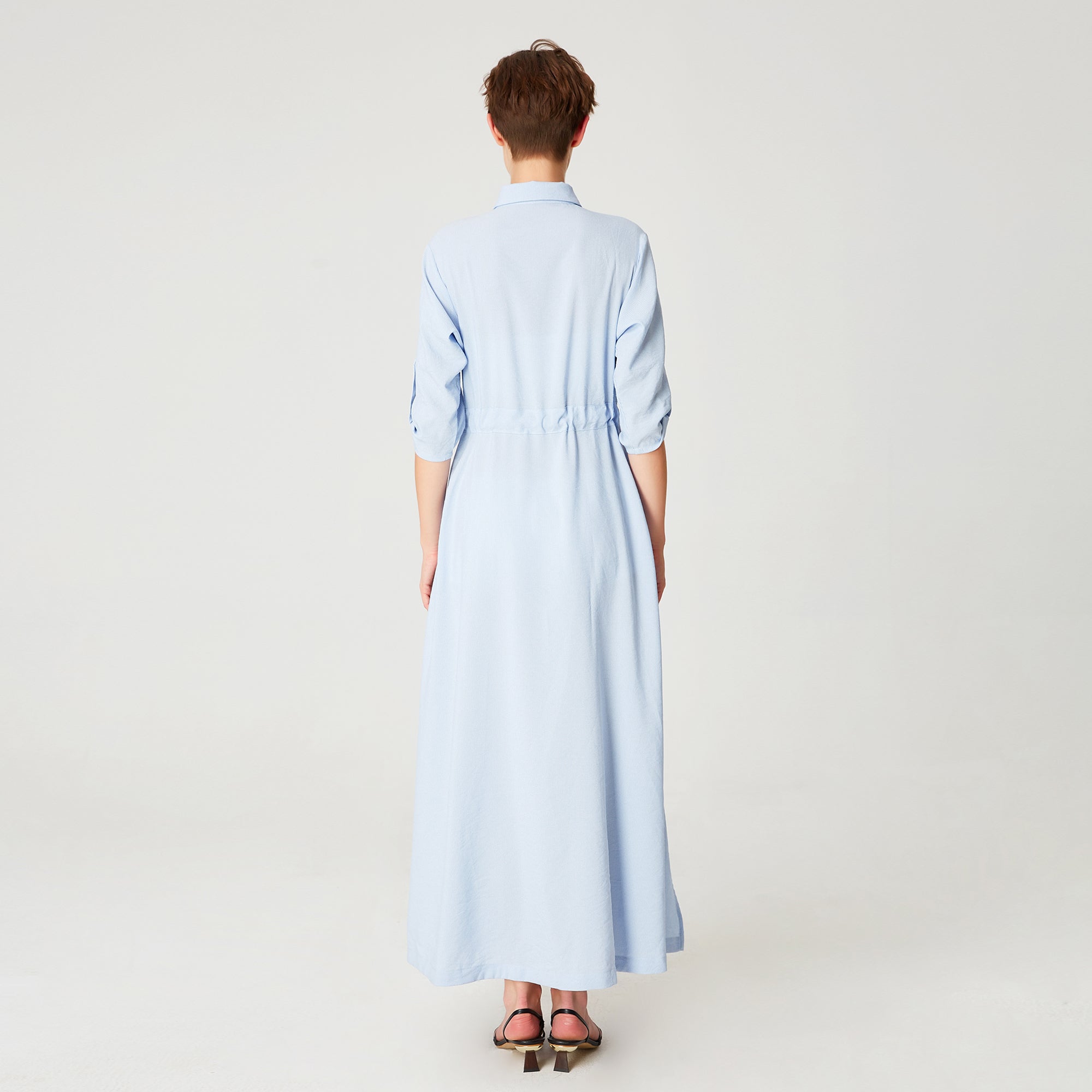 Longue robe chemise minimaliste