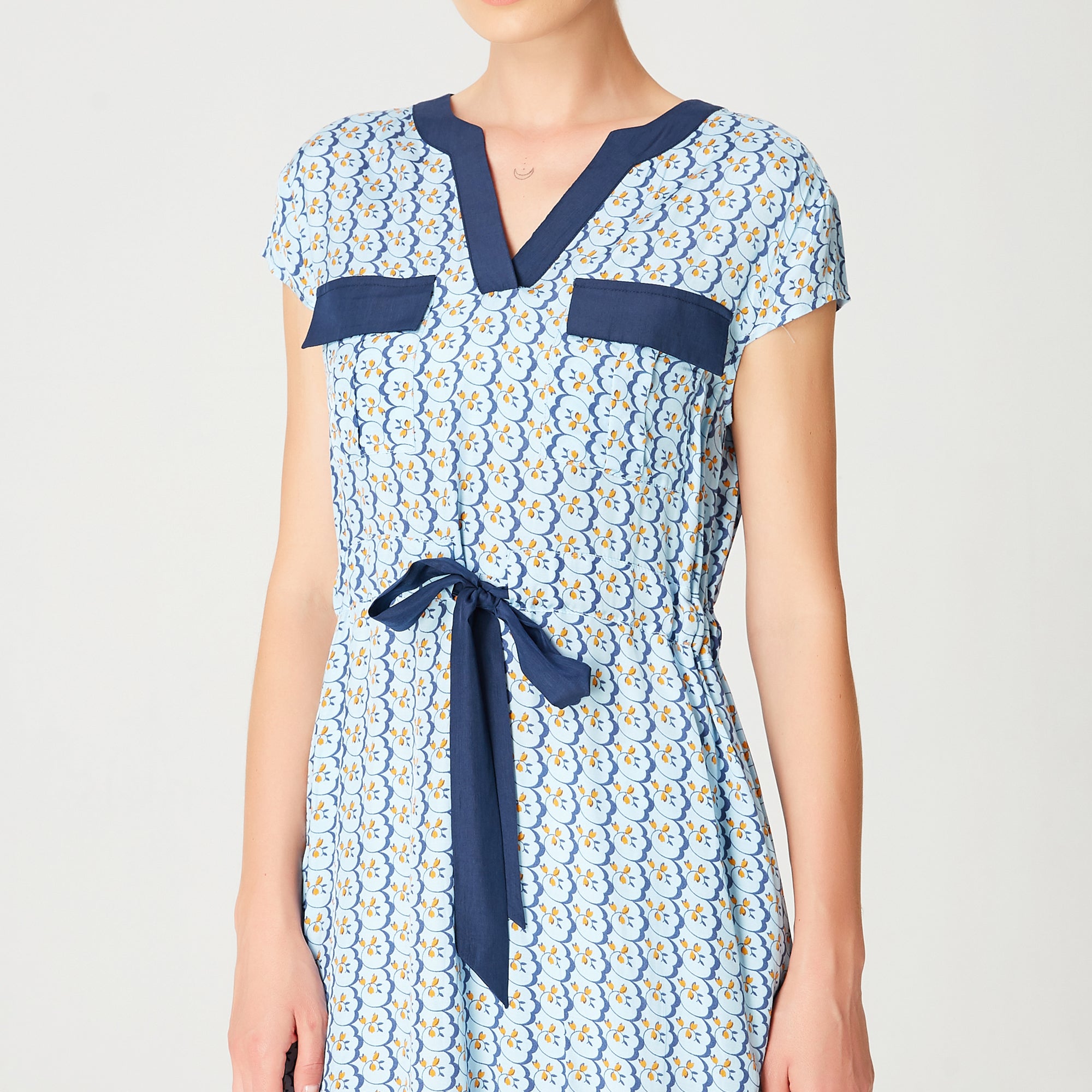 Robe tunique à ceinture coulissante et imprimé géométrique