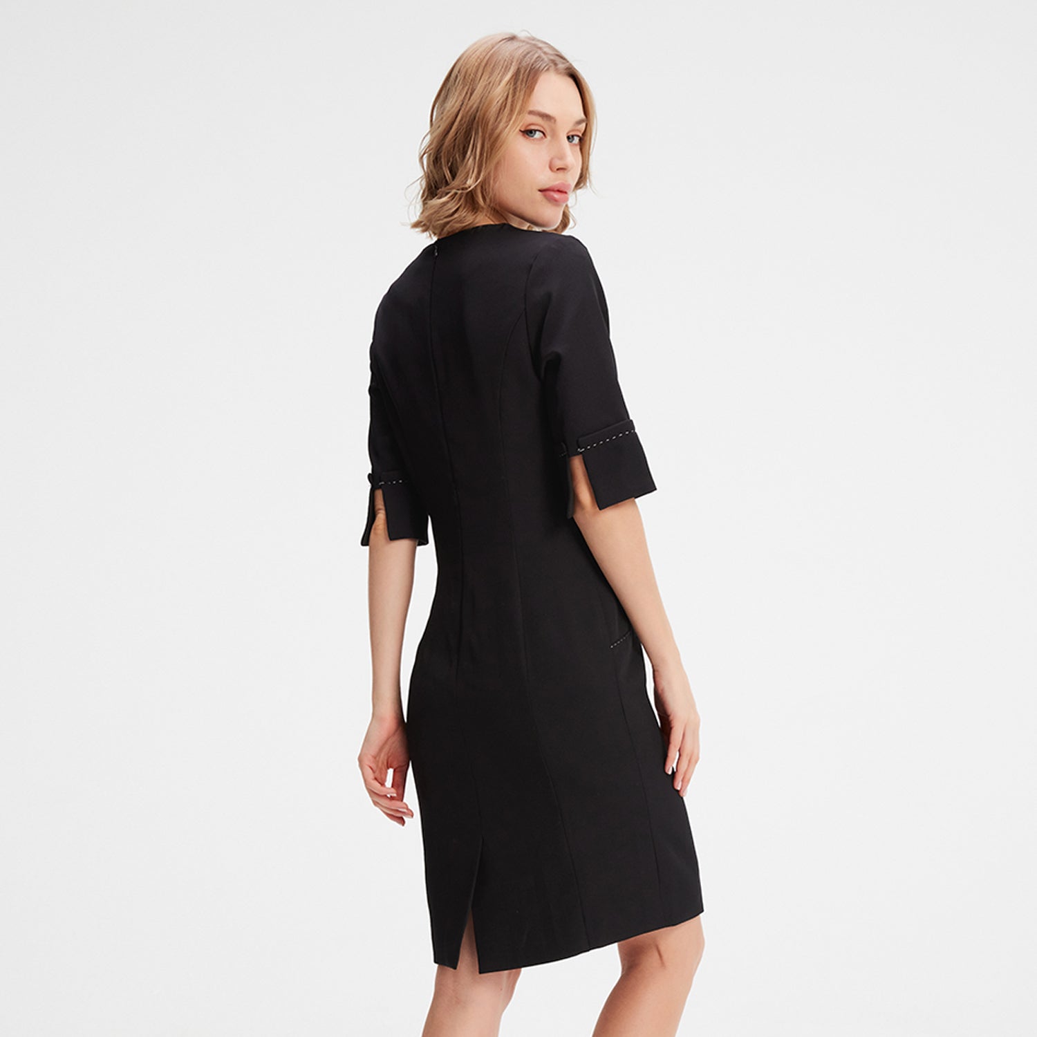 Robe courte à surpiqures contractées