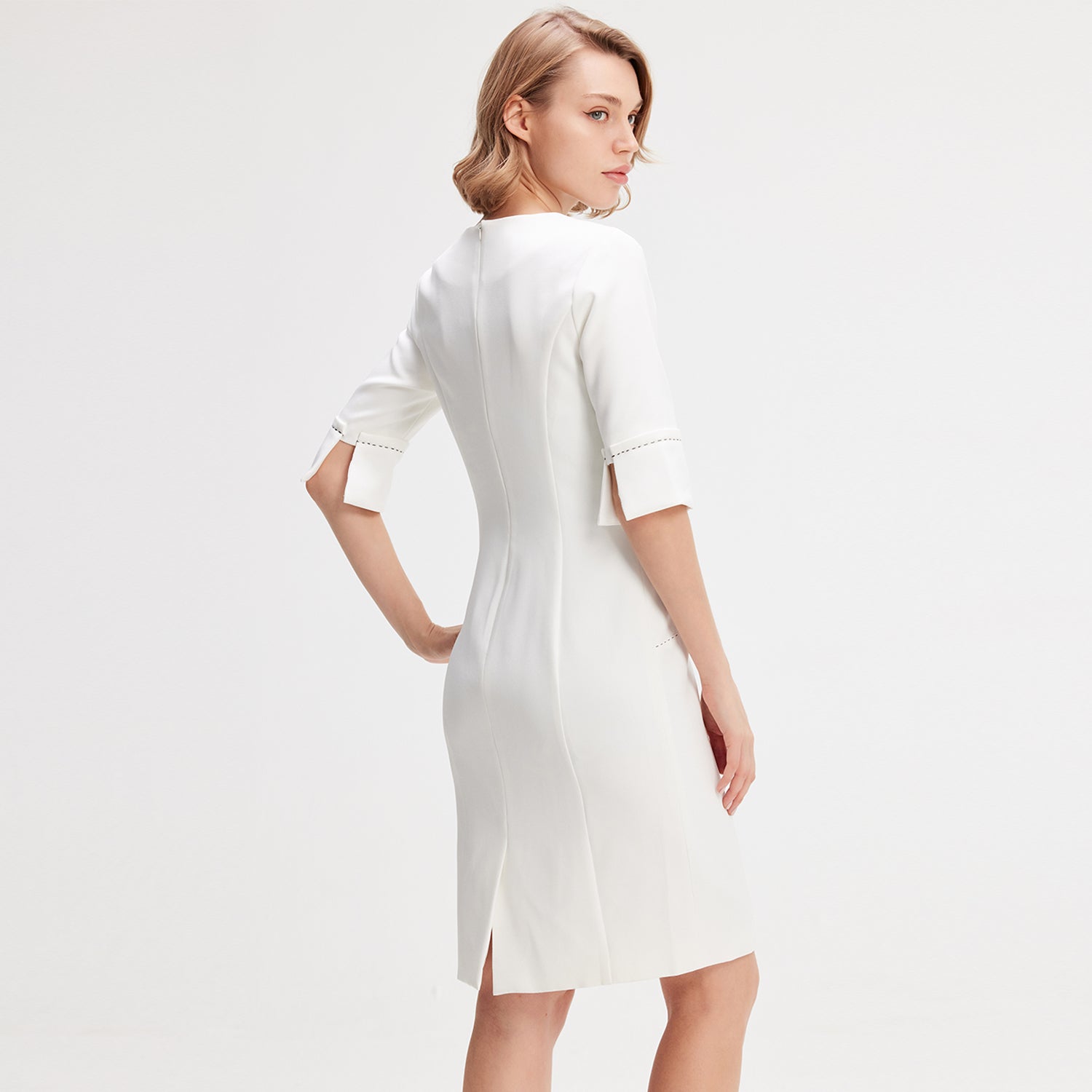 Robe courte à surpiqures contractées