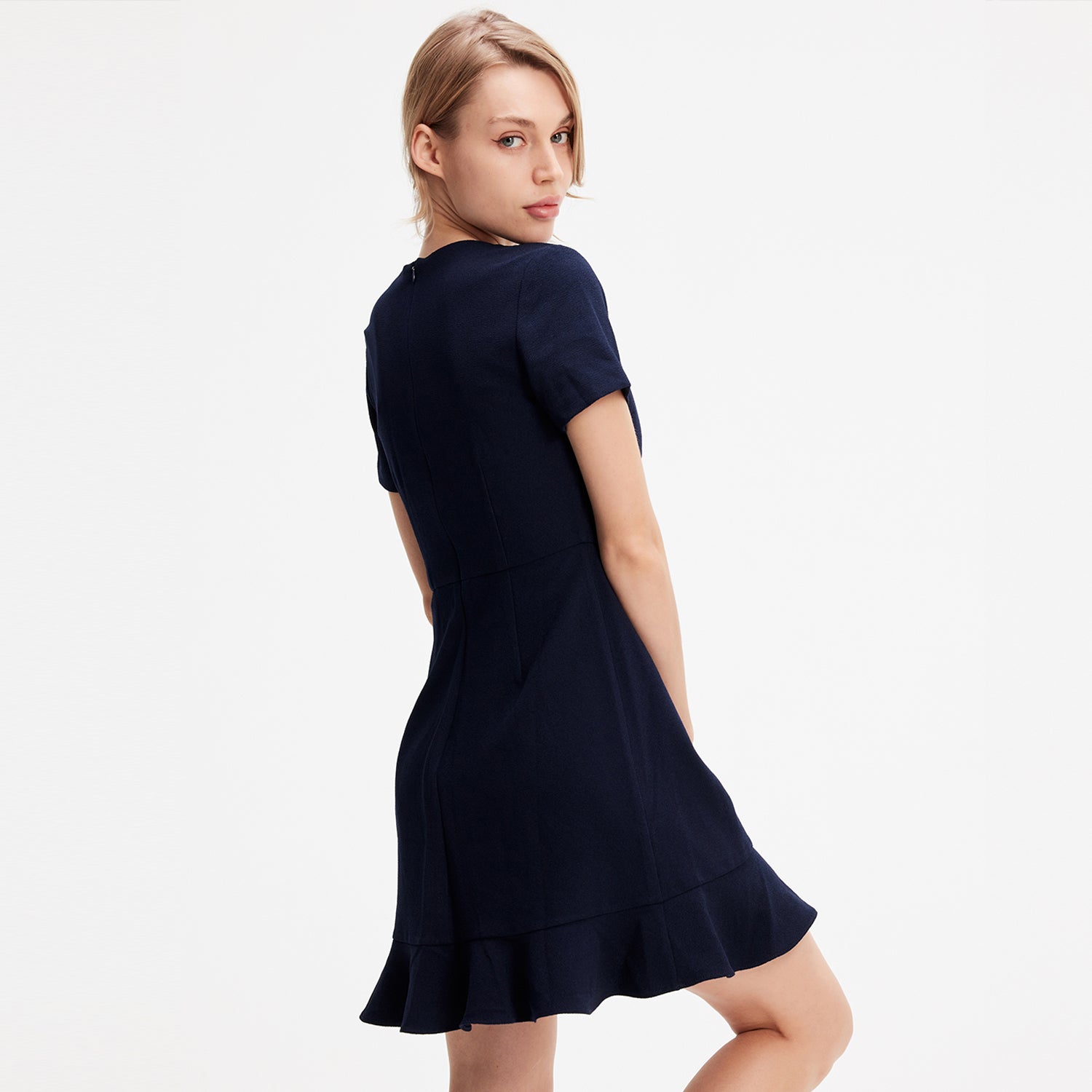 Robe courte patineuse à volant croisé devant