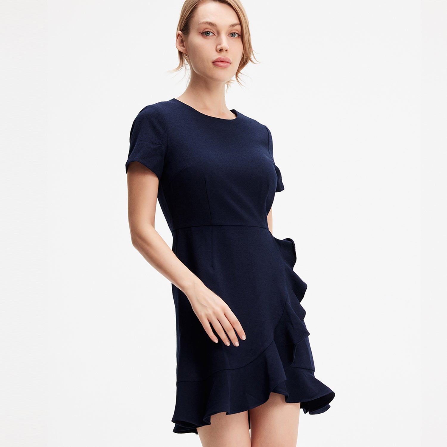 Robe courte patineuse à volant croisé devant