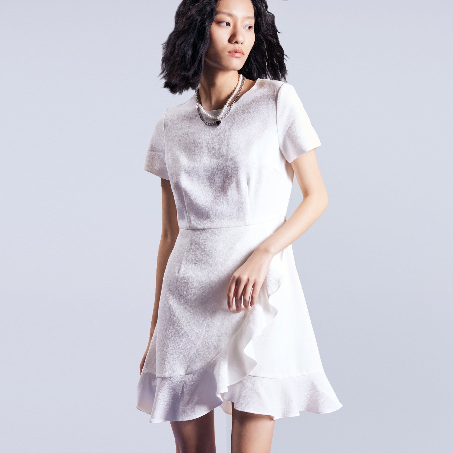 Robe courte patineuse à volant croisé devant