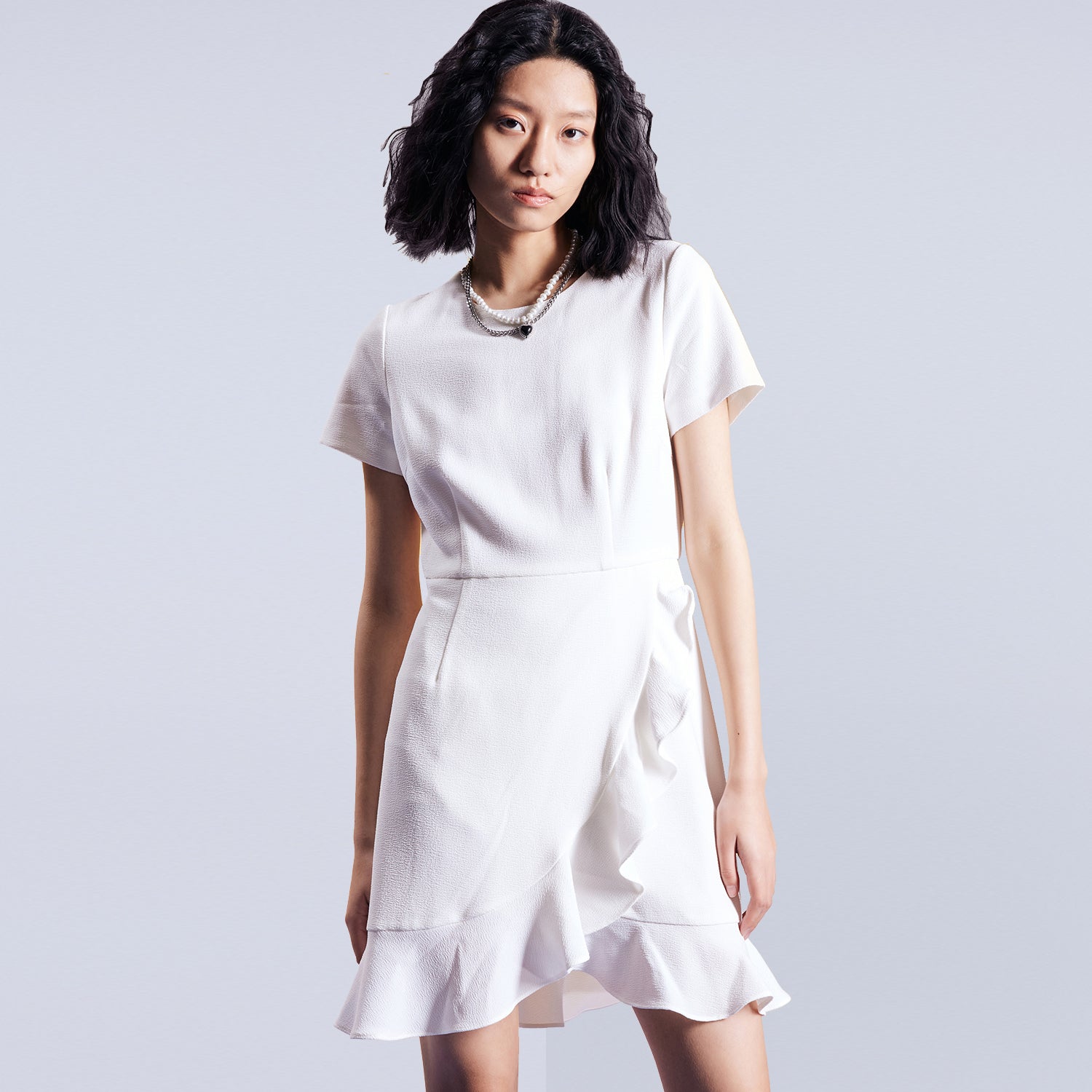 Robe courte patineuse à volant croisé devant