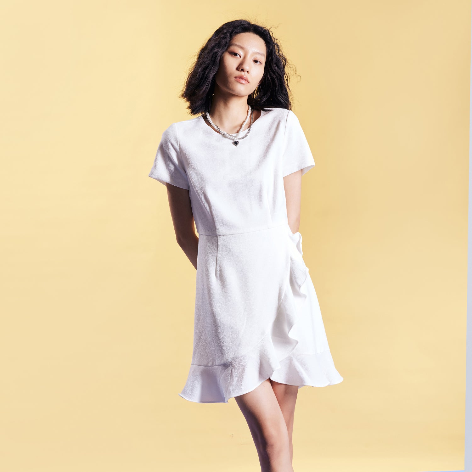 Robe courte patineuse à volant croisé devant