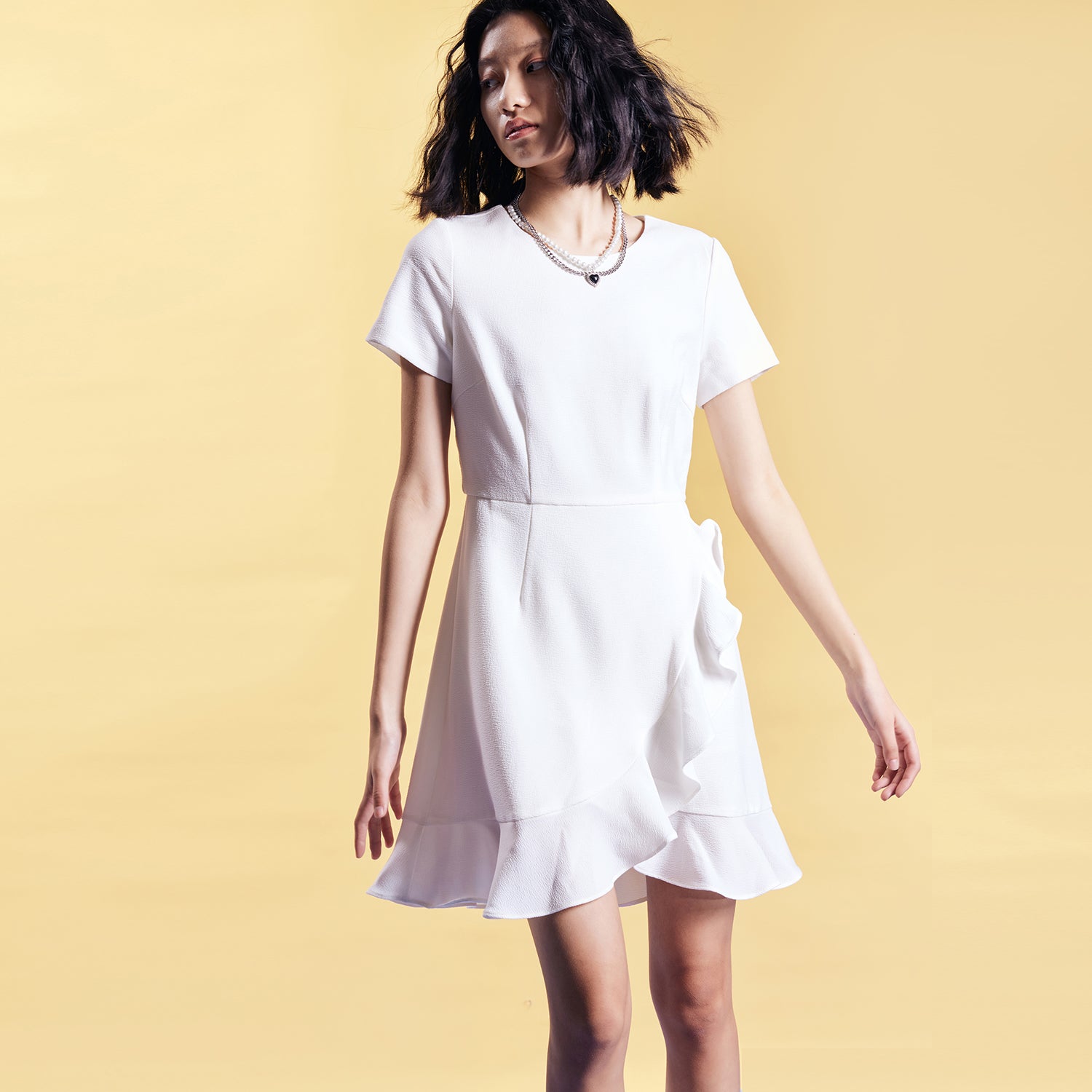 Robe courte patineuse à volant croisé devant