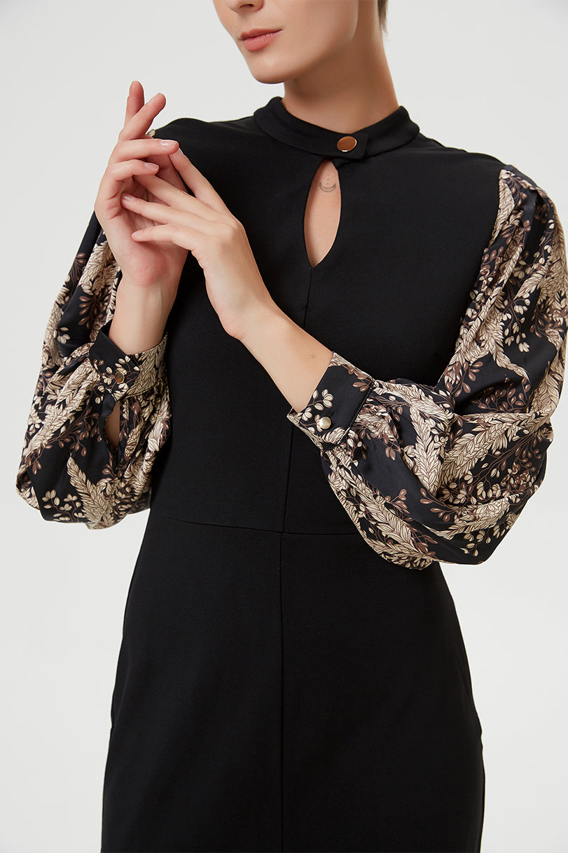 Robe bi-matières ajustée à col haut trou de serrure