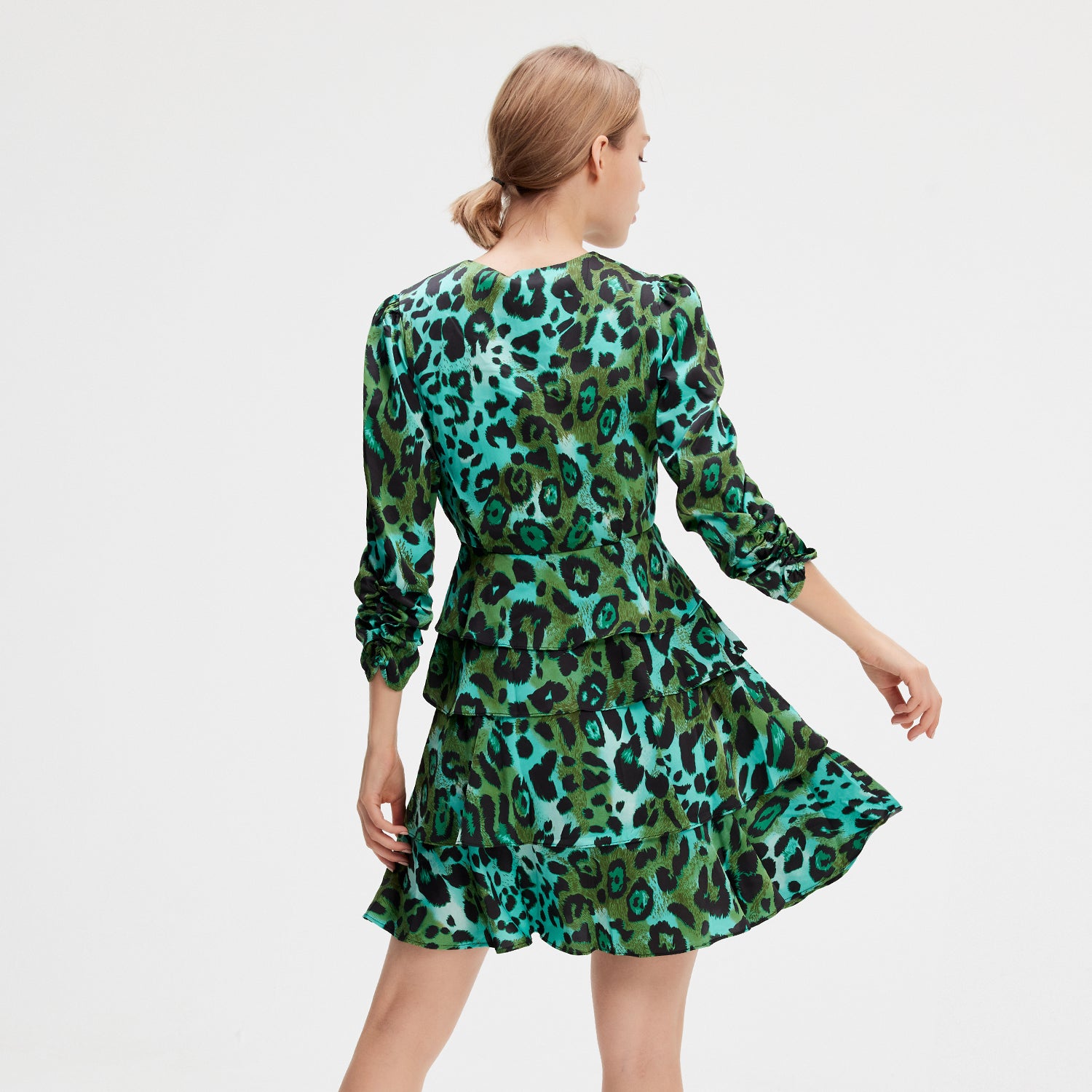 Robe courte décolleté V à imprimé léopard